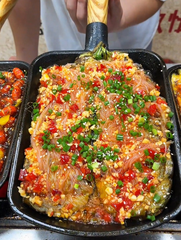 特色铁锹烧烤,也叫铁板菜,可做上百种菜品搭配,一烤一戳便出锅