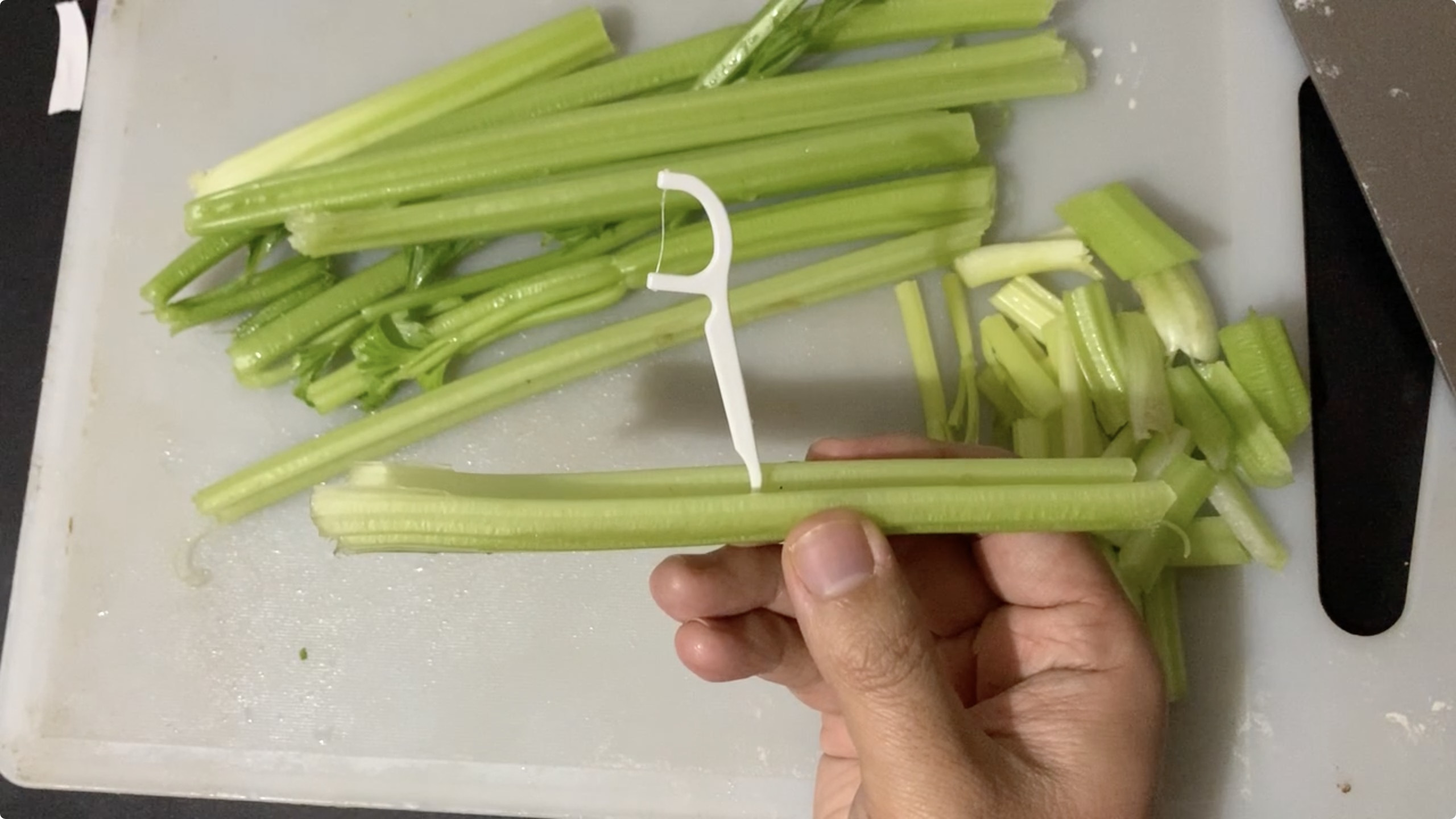 切芹菜时牙线也能派上用场,刀工不好也能切很整齐,方法很实用!