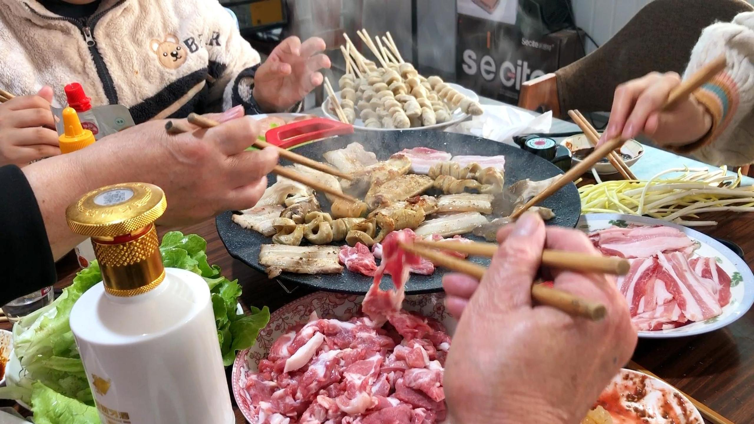 花两百元在家里吃烧烤,肉太多了,一家6口人吃过瘾,省钱又舒坦