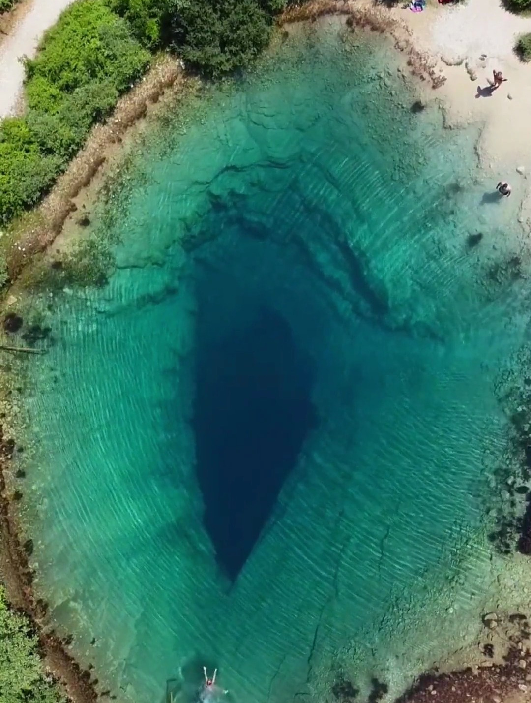 克罗地亚"地球之眼"又名"恶魔之眼"是一个深邃幽兰的喀斯特泉