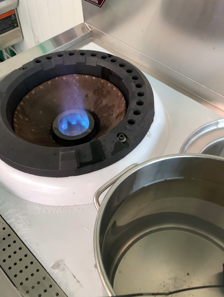 新型厨房烧火燃料油,燃烧火焰为蓝色,热值高,对比液化气节省