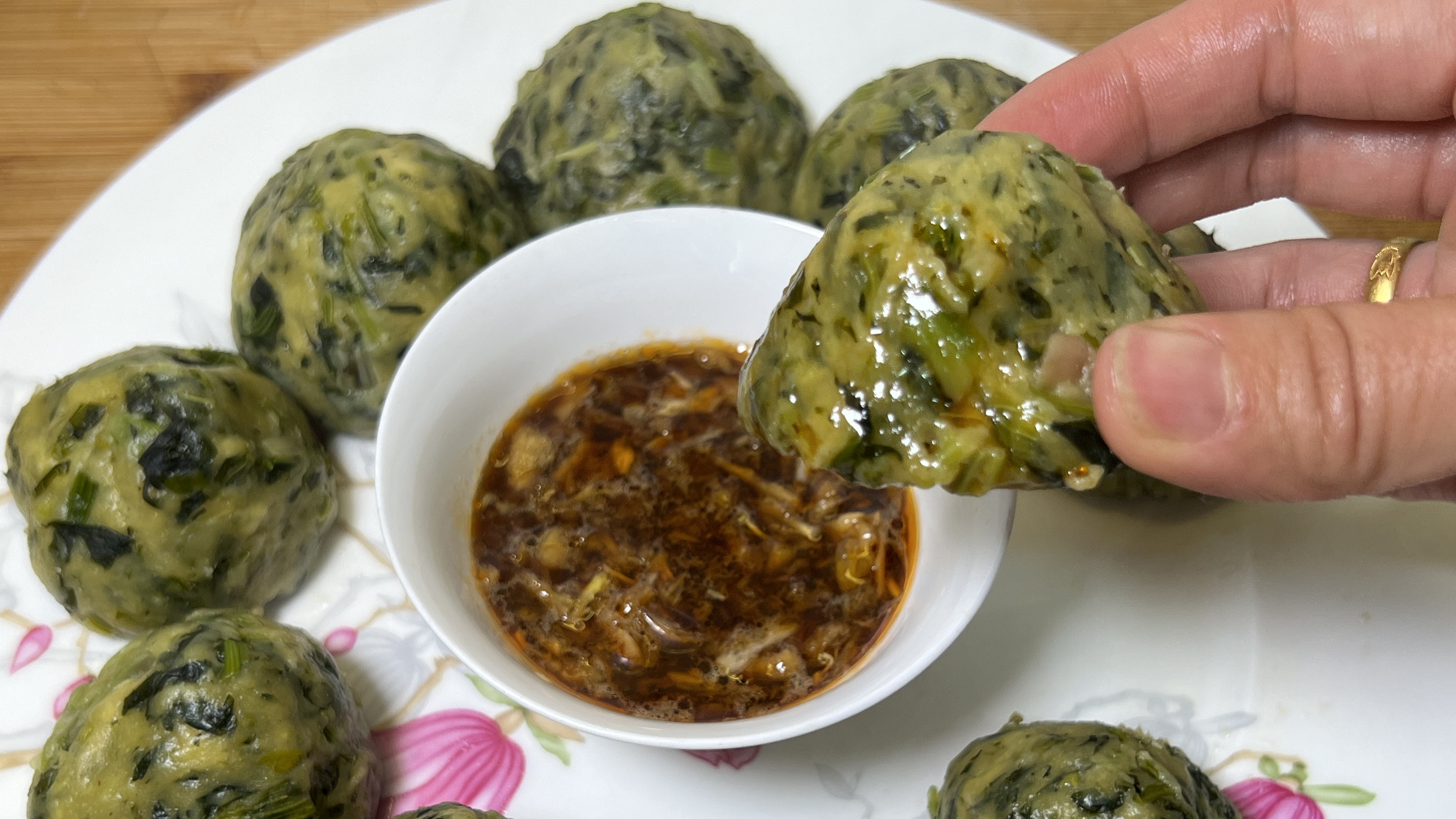 一把菠菜做窝窝头,吃起来劲道有嚼劲,加玉米面和面粉,粗细结合