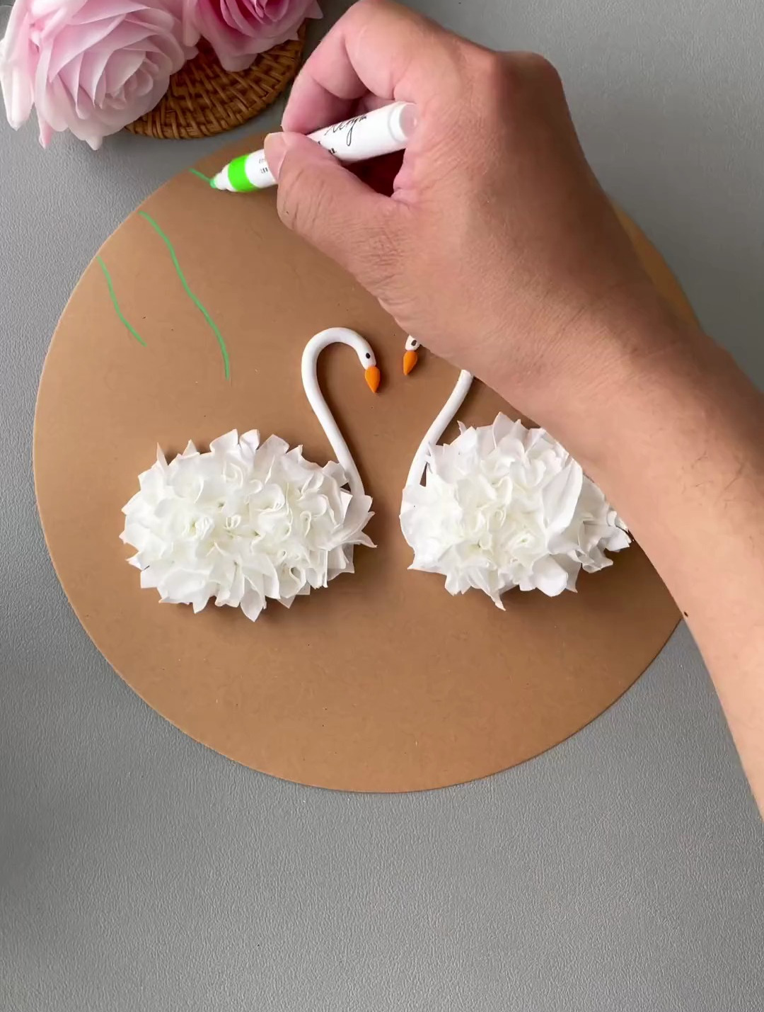 用纸巾加黏土就能做非常立体的天鹅哦,快试试吧!