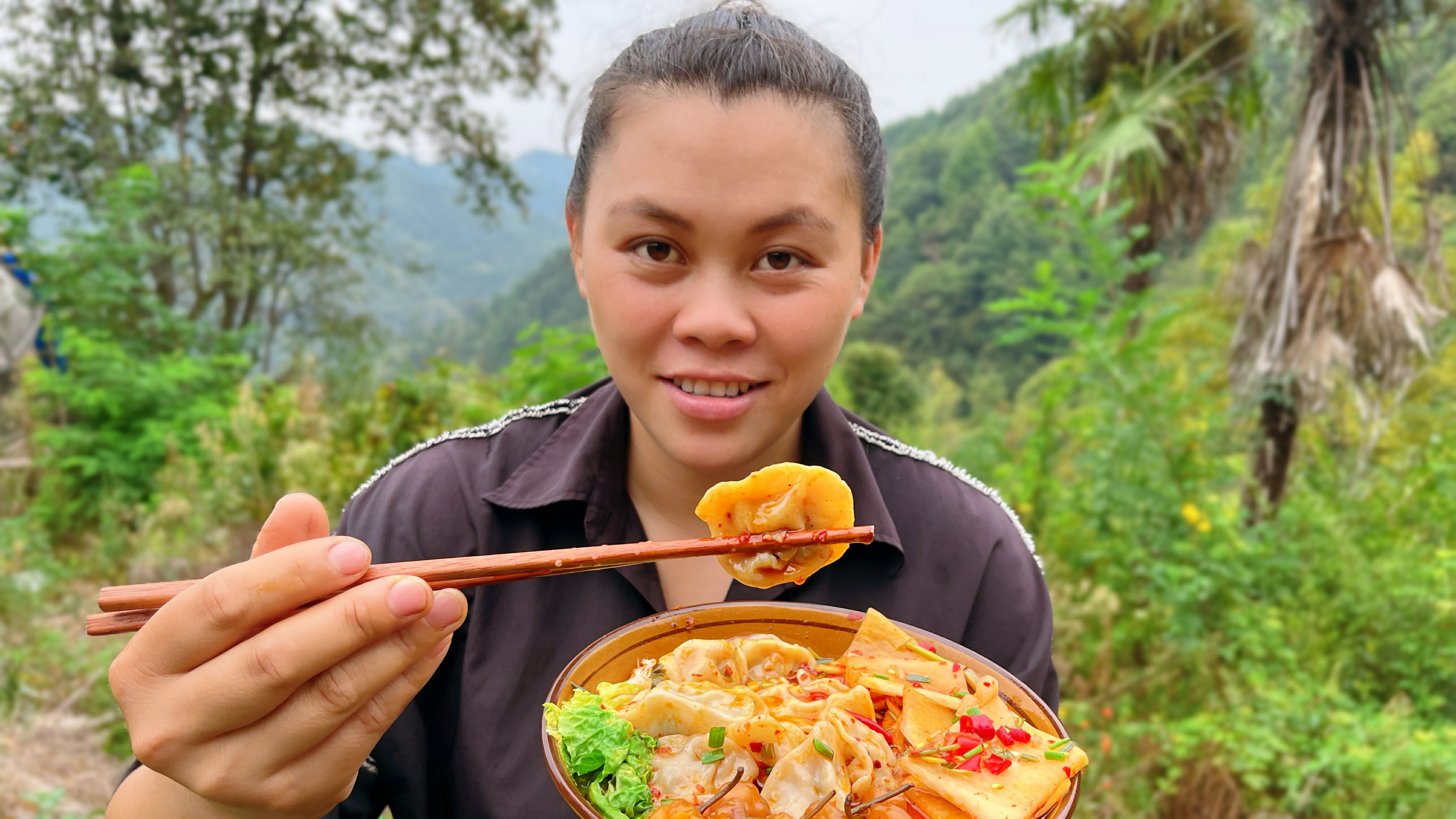 连续干旱没菜吃了,今天种了很多蔬菜,忙完活吃一大碗爆辣水饺