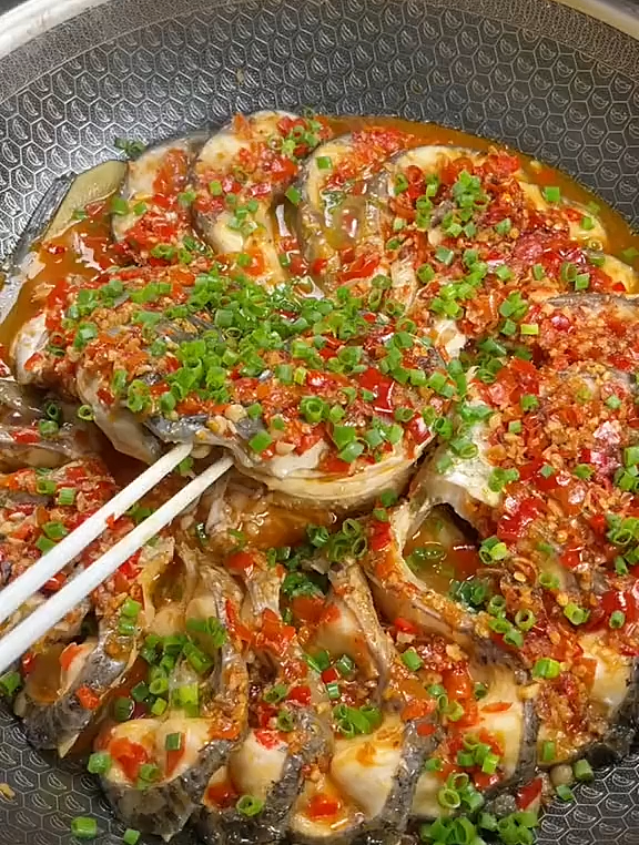 草鱼不要总是红烧和水煮,试试这个剁椒炖草鱼,简单又下饭