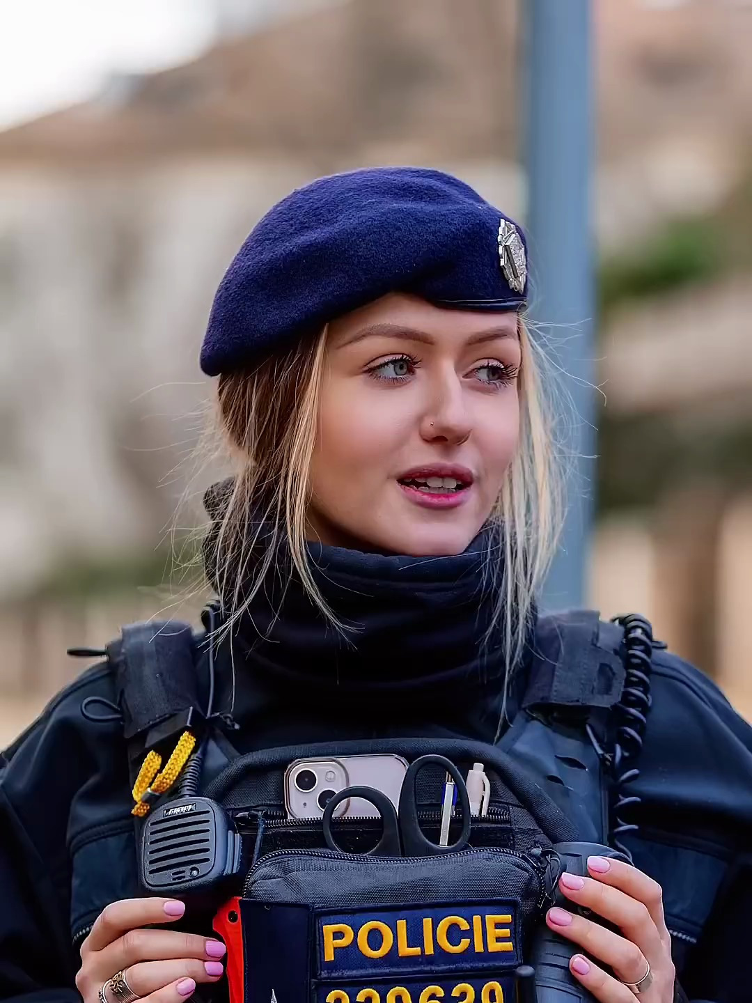 外国执勤女警定格美好瞬间