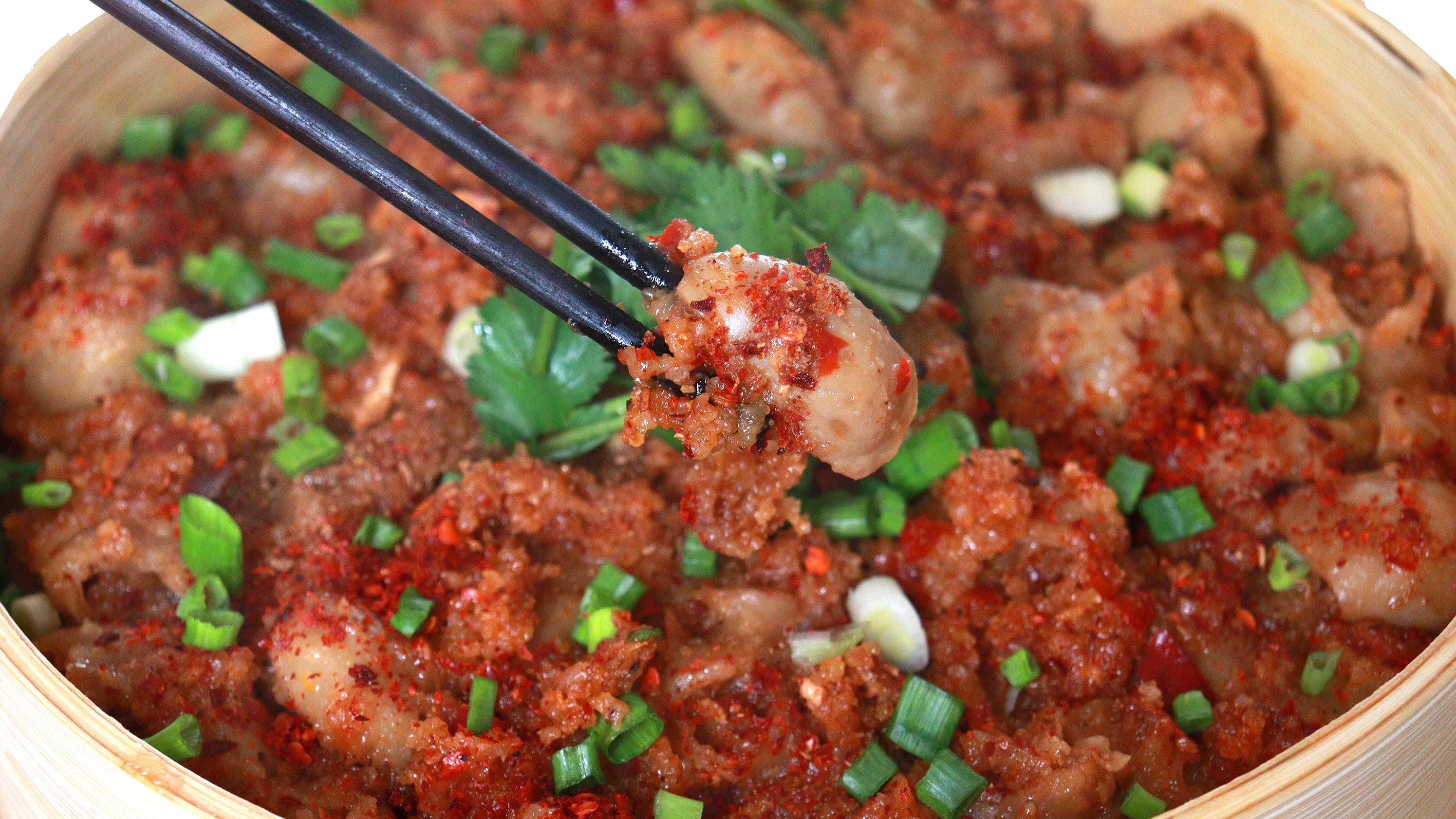 不来四川，也能吃到最正宗的粉蒸肥肠，色泽红亮，肥肠耙糯入味