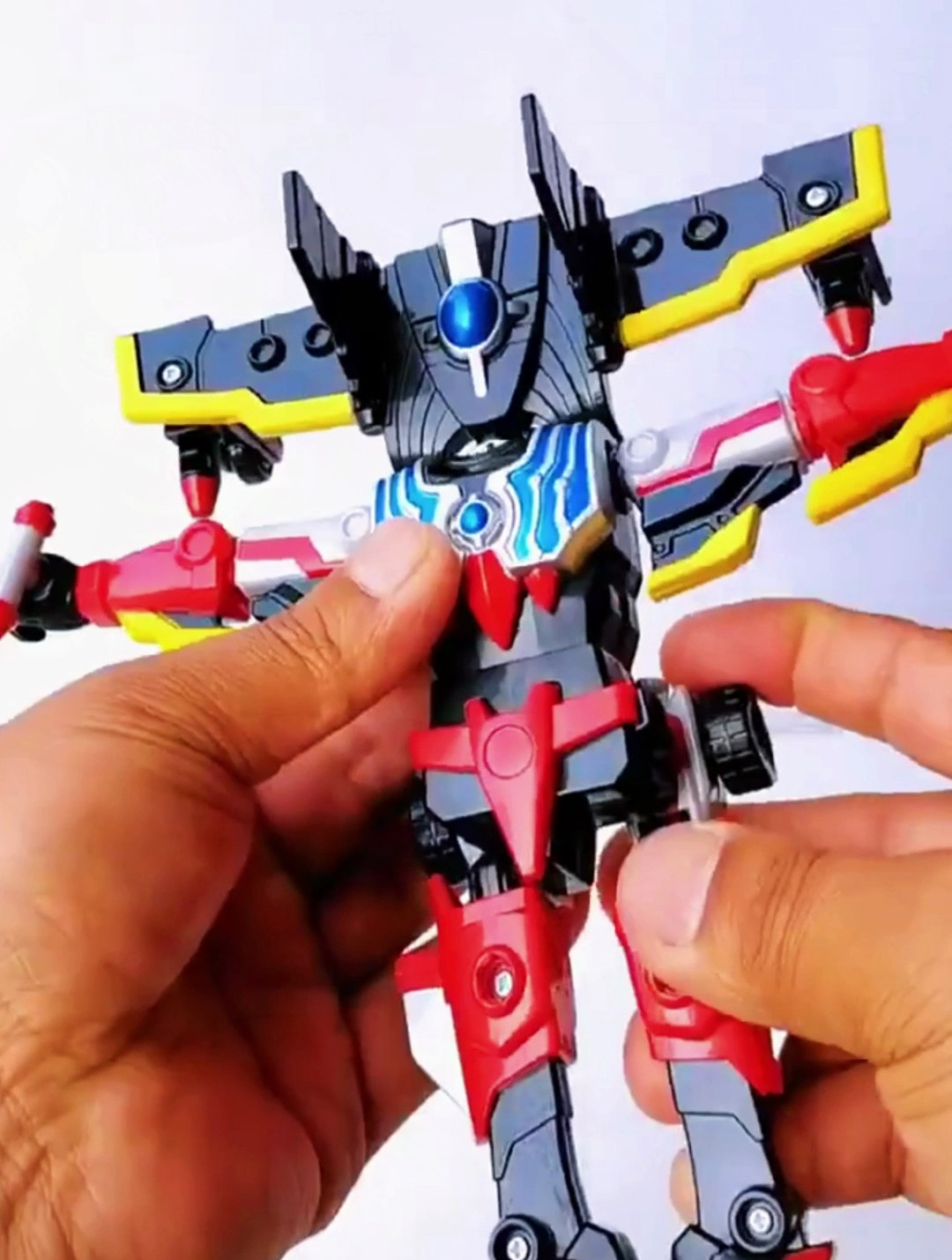 这款迪迦变形玩具,可以拆开分解成各种小部件,锻炼孩子动手能力-度小