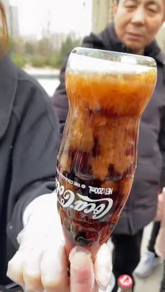 敲一下变冰沙的可乐摇摇冰夜市摆摊