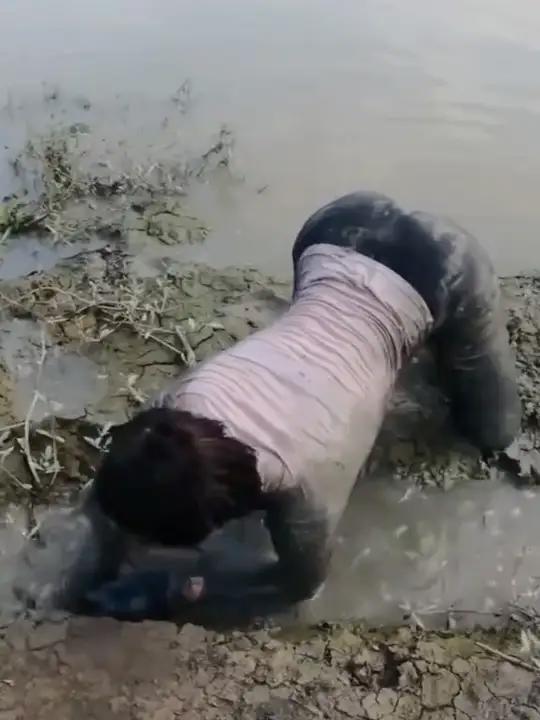 越南妹纸泥潭徒手抓鱼,自然水域,正常穿搭,无不良引导