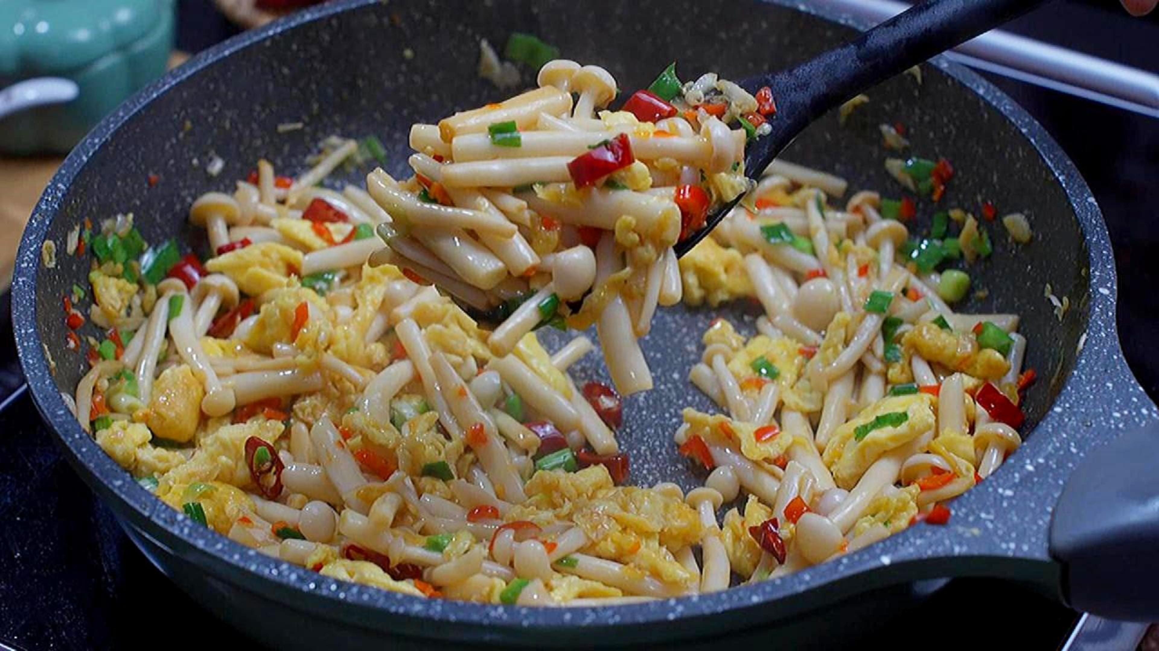 蟹味海鲜菇炒鸡蛋,滑嫩脆爽,下饭又解馋