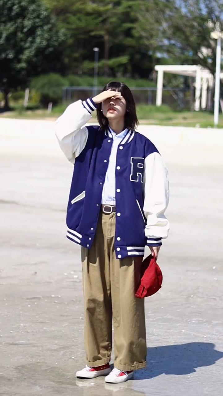 棒球服的学院风搭配方法衬衫束腰扣腰带