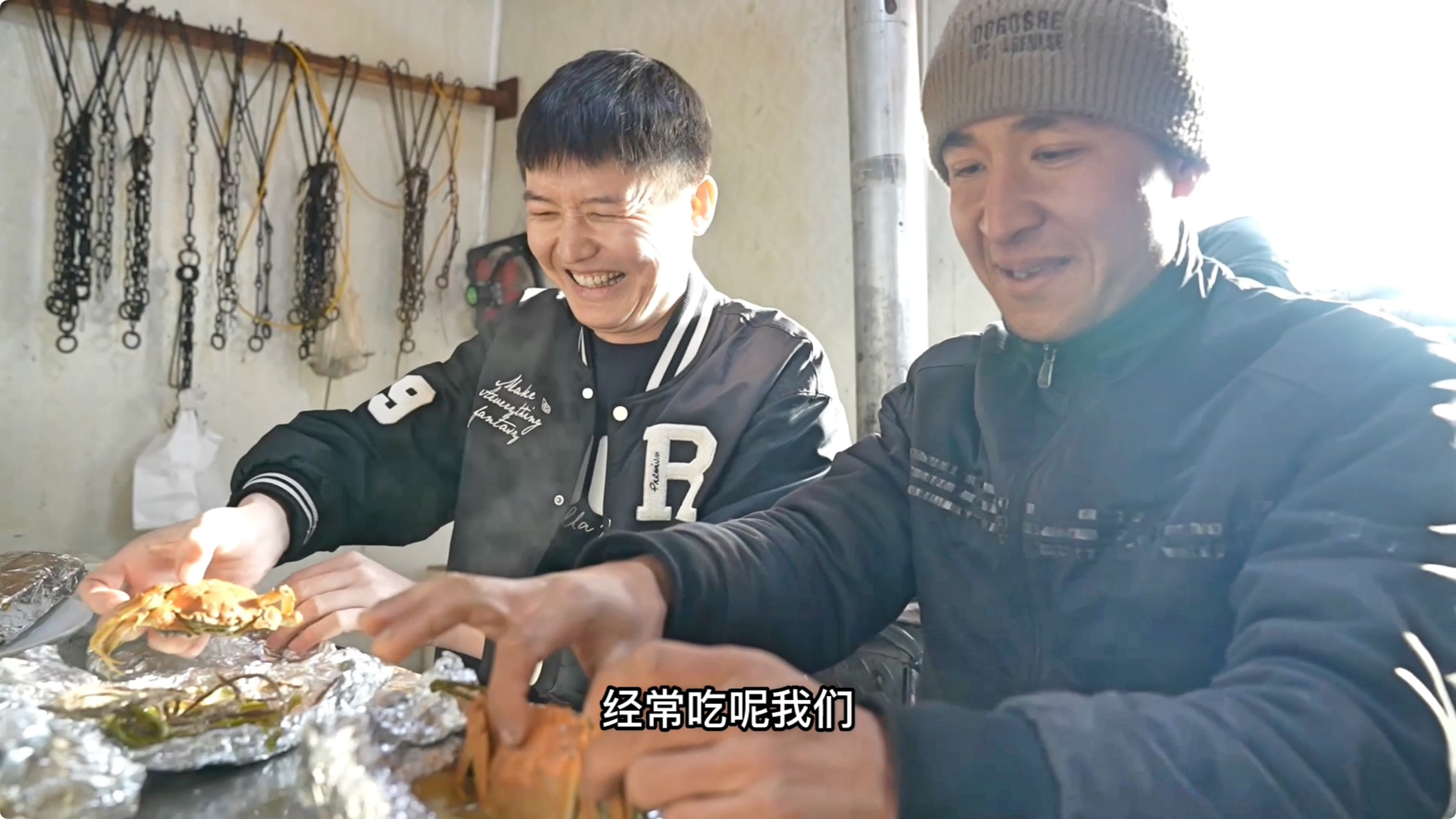 新疆馕坑烤万物,花300买9只螃蟹馕坑烤制,满满的蟹黄蟹膏太香了