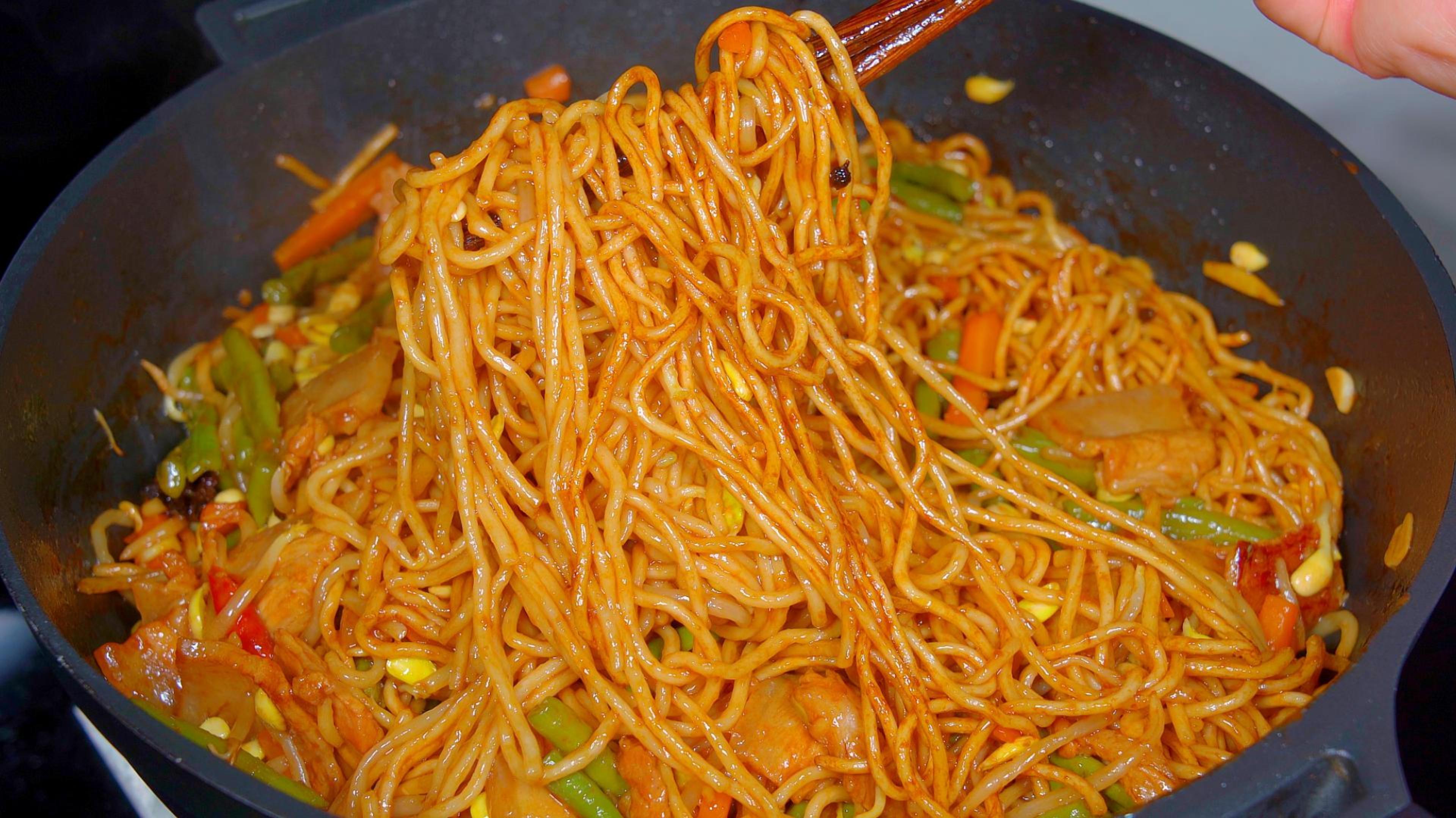 天热吃饭没有胃口,可以试试这个豆角焖面,饭菜一锅出简单方便