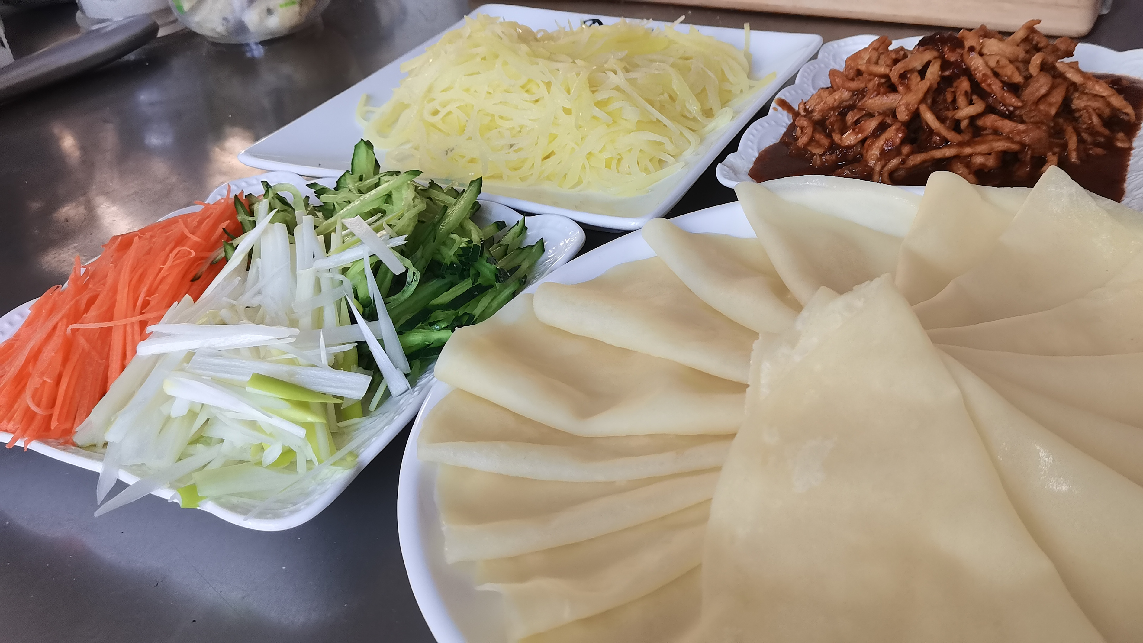 别再买春饼皮了!买点饺子皮做春饼,皮薄馅香还好吃!