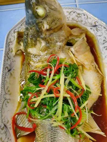 清蒸鲈鱼,改刀摆盘,水开上锅蒸8分钟,鲜嫩美味好吃-度小视