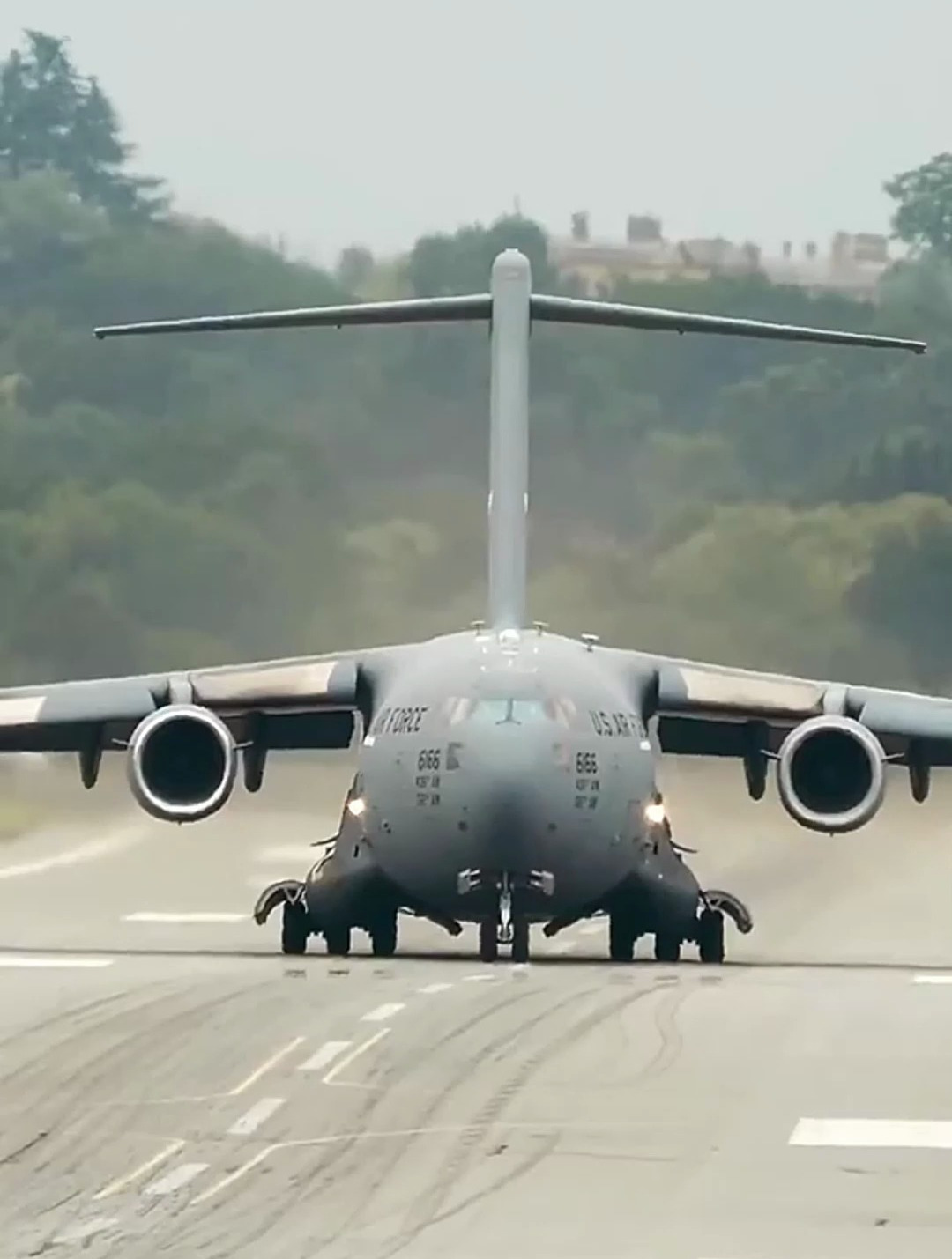 大型战略运输机c17环球霸王迎头起飞画面