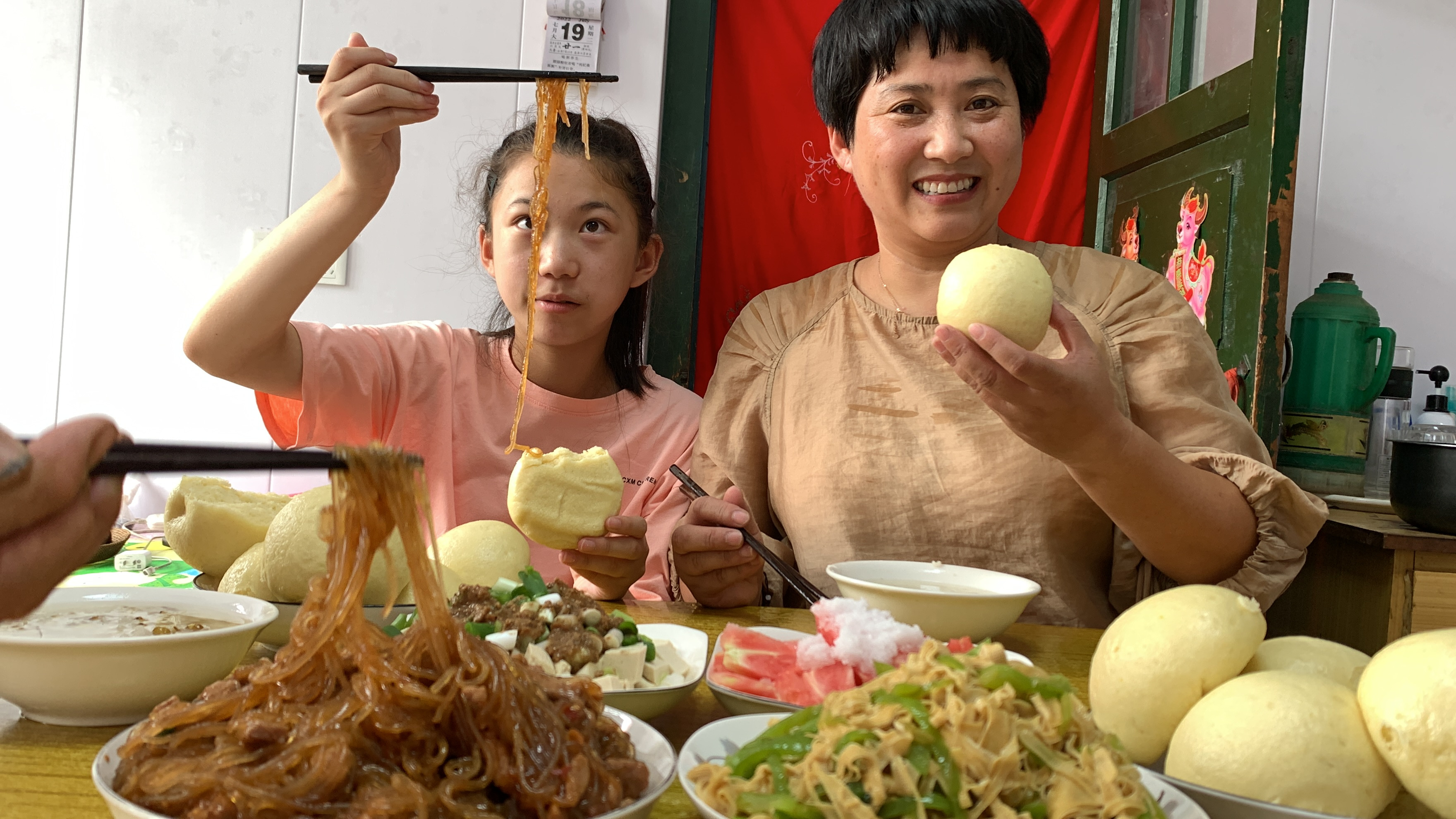 炎热的夏天吃点啥？清粥，馒头就小菜，一家人吃得真开心