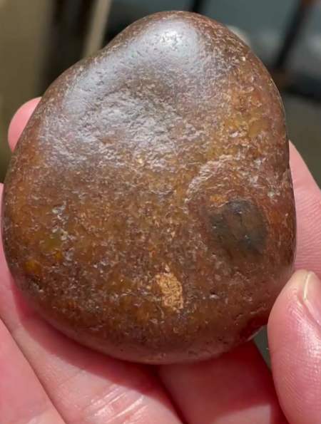 新疆和田玉老熟黄沁籽料,打灯通透,准备上手玩玩!-度小视