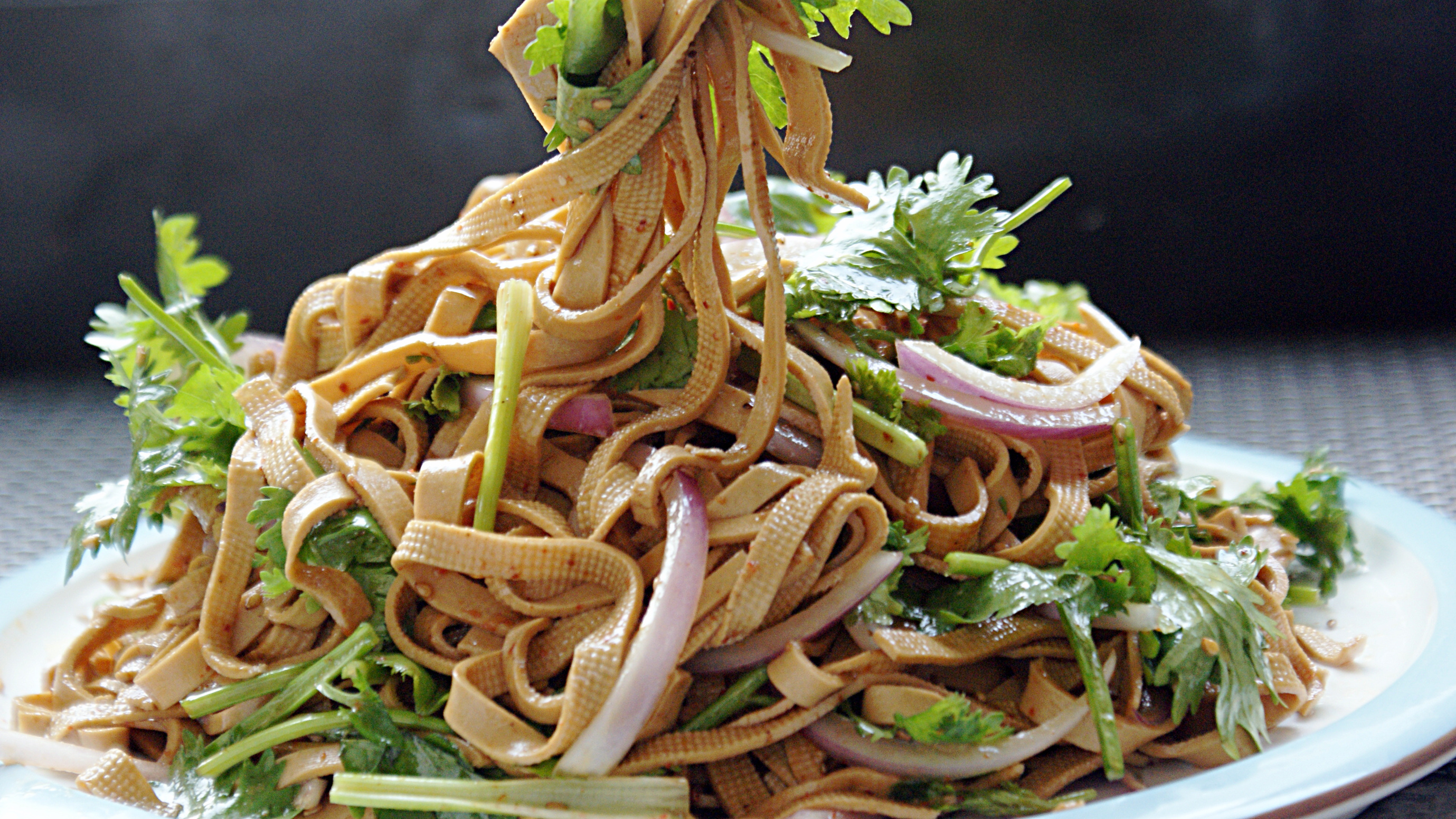 豆皮新吃法估计你没有这样做过,这道凉菜柔软入味还有卤肉的香气