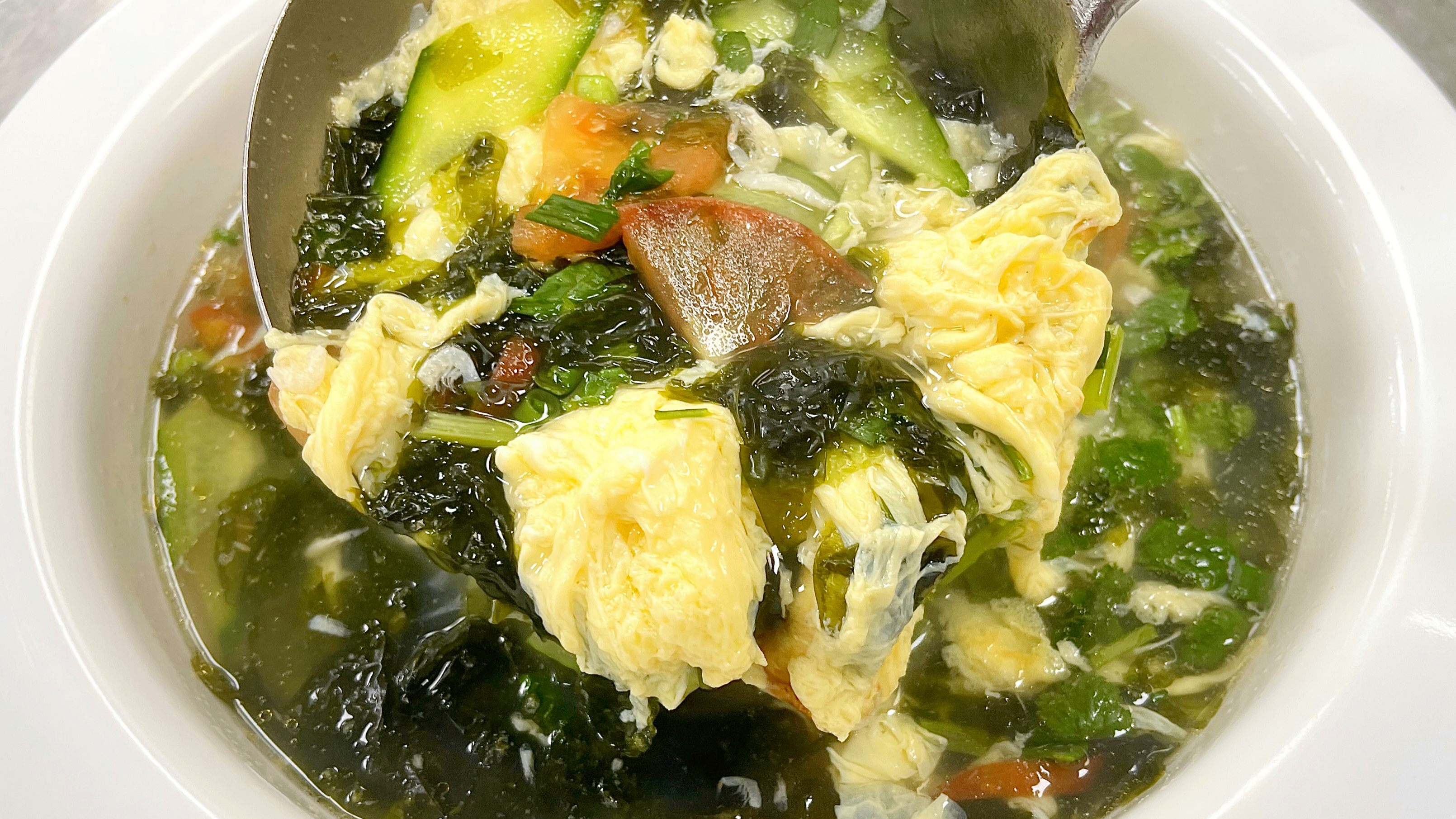 把鸡蛋倒进滚烫的开水中,瞬间变美食,汤鲜味美又解腻