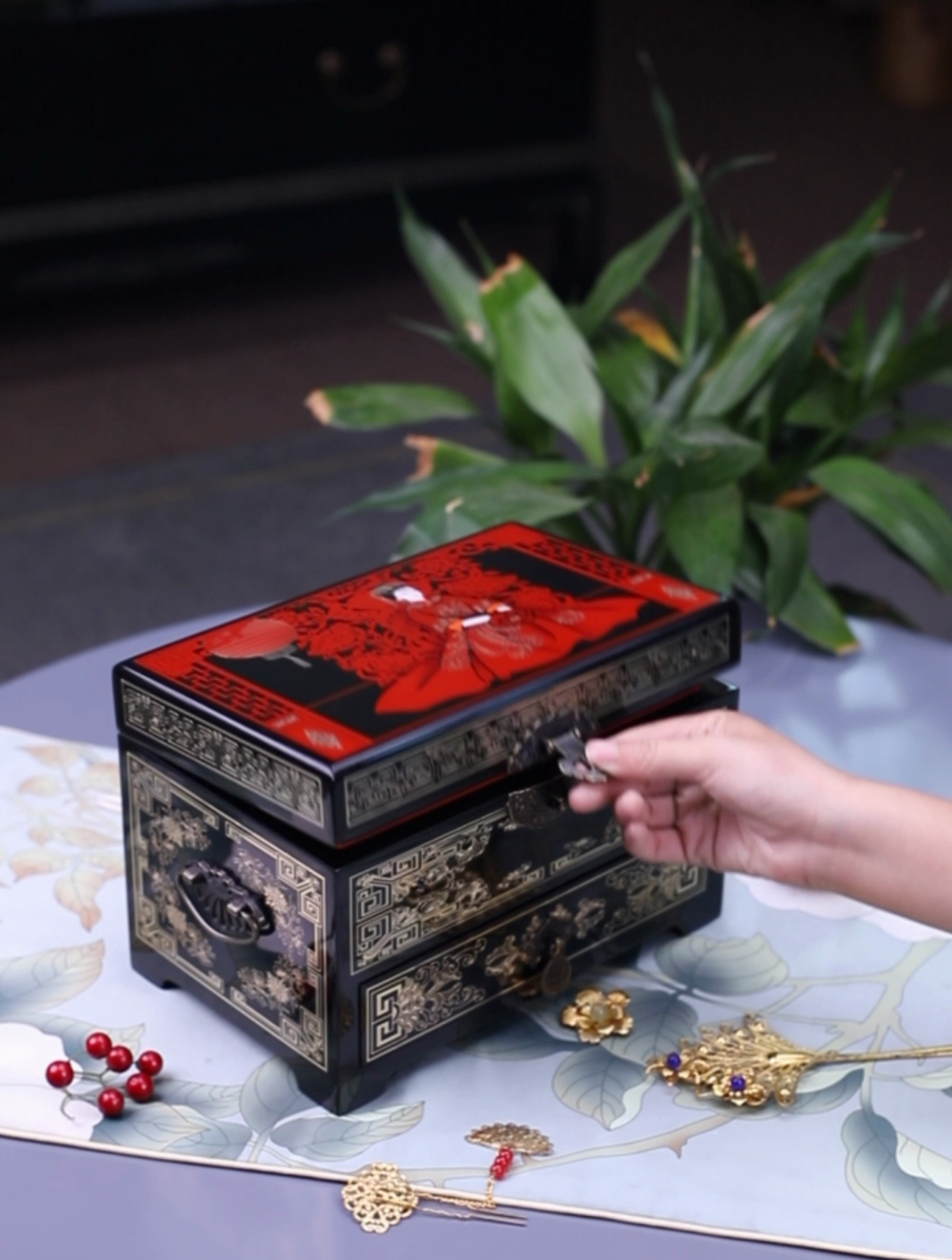 新娘嫁妆漆器首饰盒优雅大方,处处充满着中式韵味