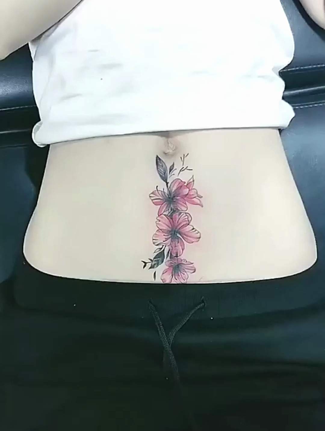 美女肚子上纹身彼岸花,看着太好看了,气质十足