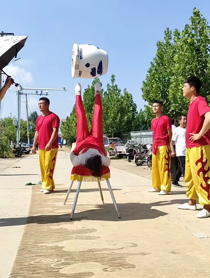 杂技脚蹬花缸,专业动作请勿模仿
