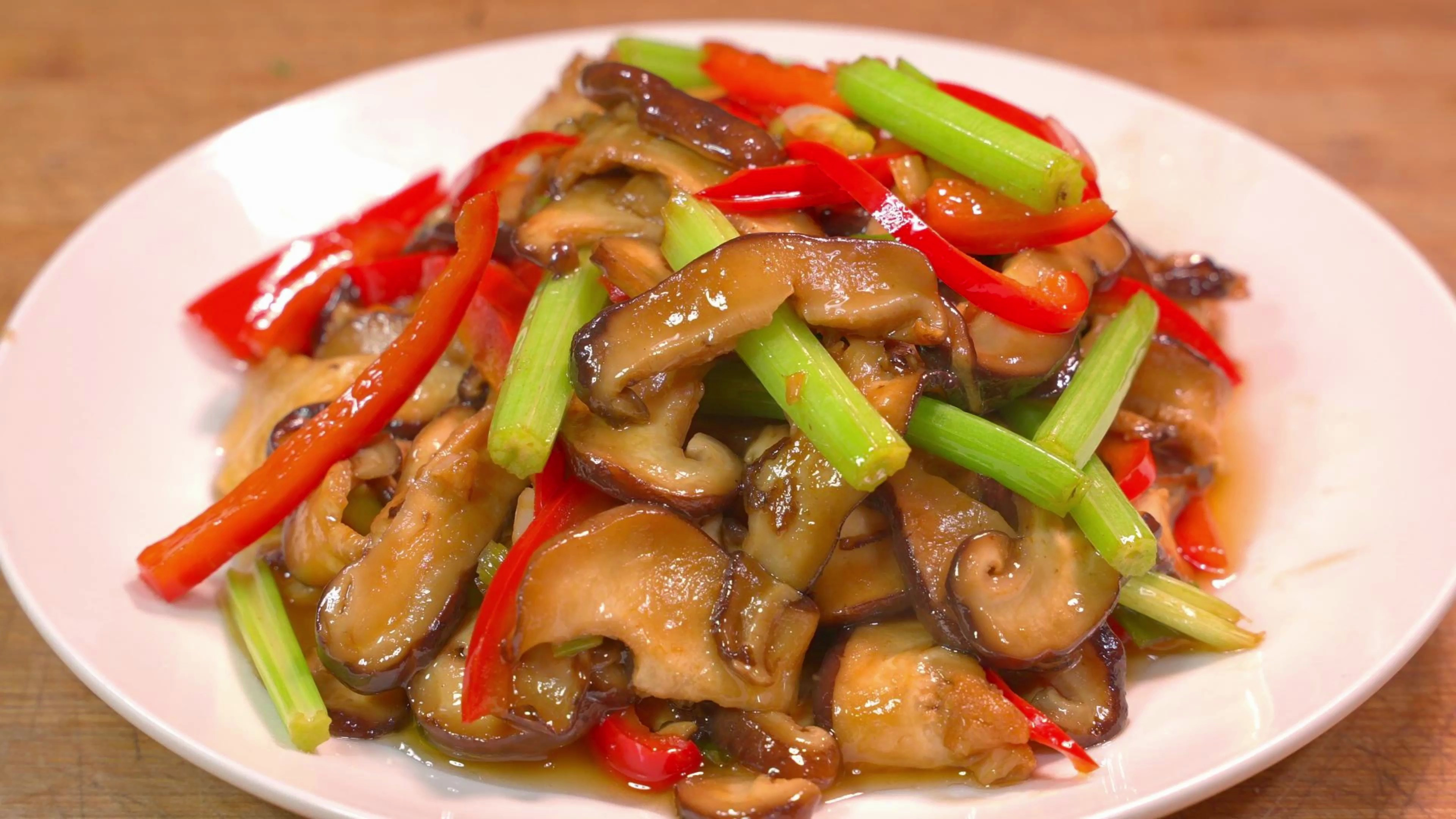 香菇这种做法太好吃了,一点肉都不放,做法简单出锅比吃肉还过瘾