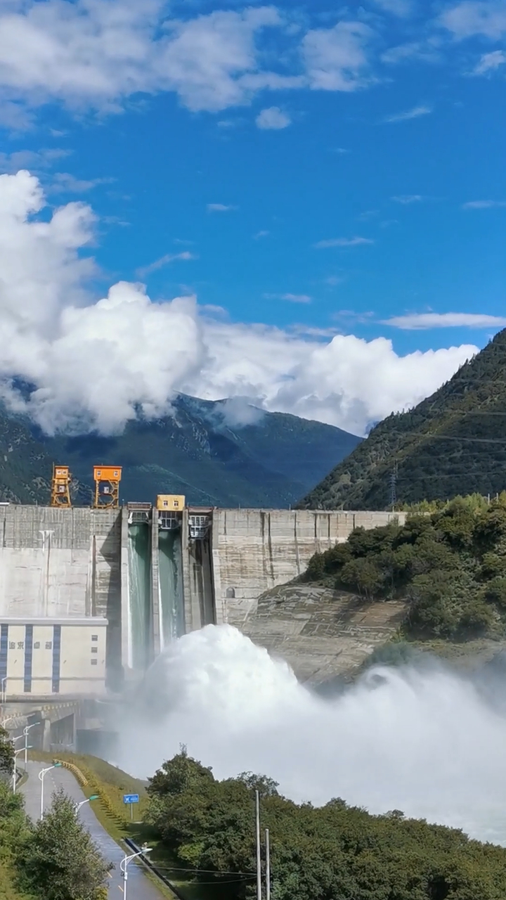 在前往西藏林芝巴松措风景区途中经过一个水电站很是壮观