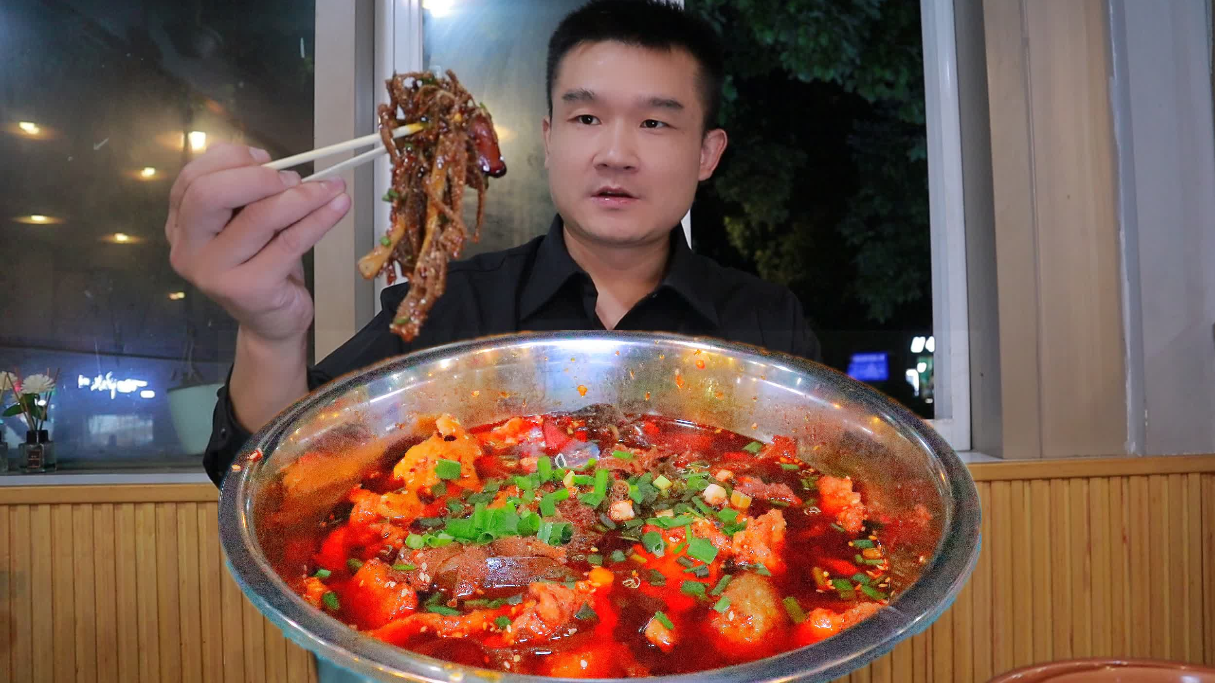 重庆贴秋冬膘吃麻辣烫,扬言挑战特辣米饭上1盆,吃不完要罚款?