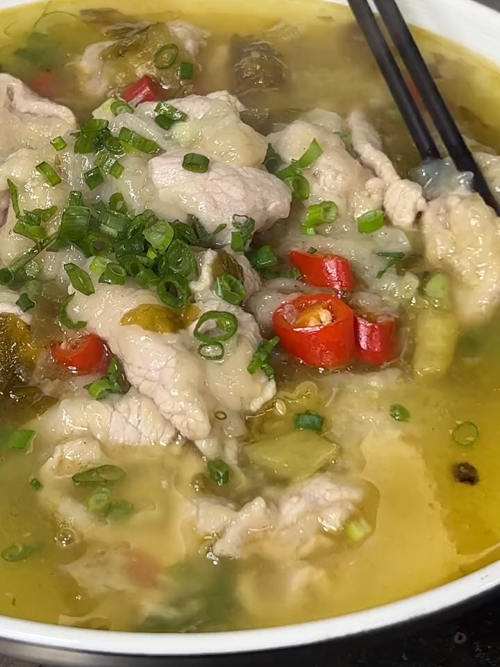 晶莹剔透,又滑又嫩,酸爽开胃的酸菜滑肉汤您爱了吗?-度小视