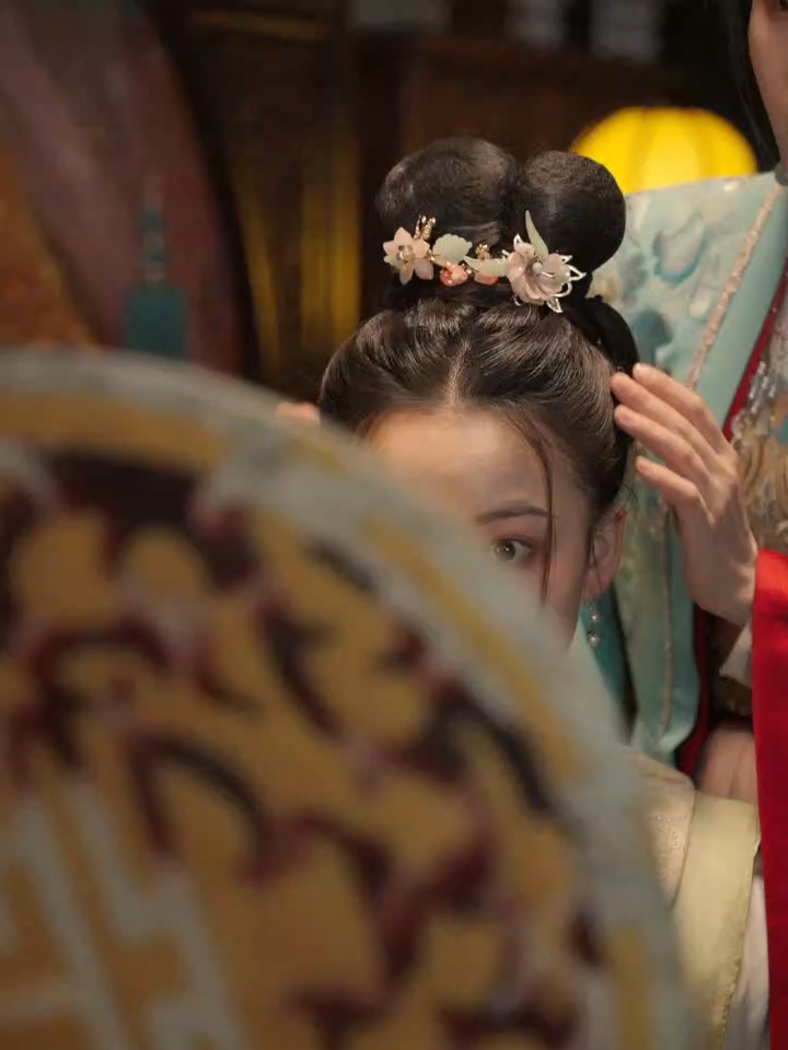 顾夫人给喜儿进行梳妆打扮,这是为什么呢