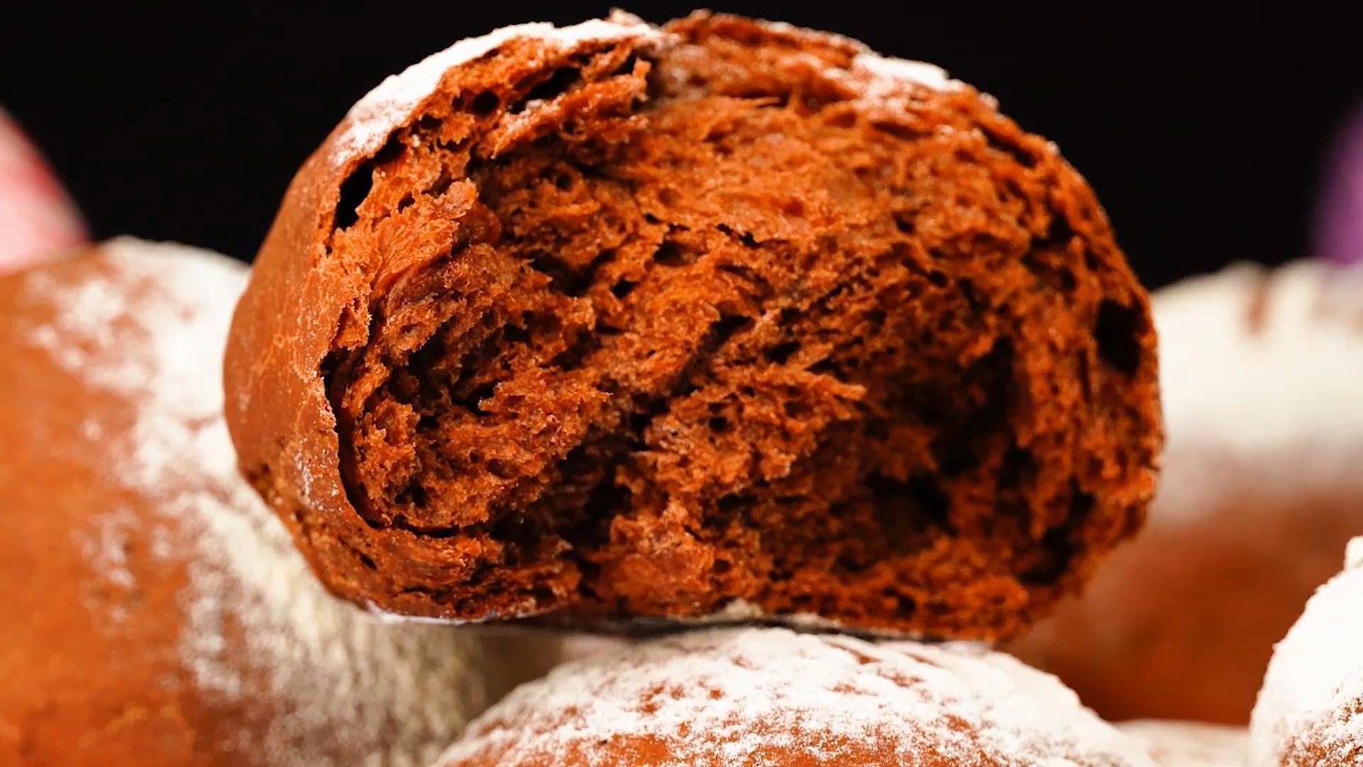 太香了!把咖啡放入热牛奶中搅一搅,出炉的烤面包超好吃