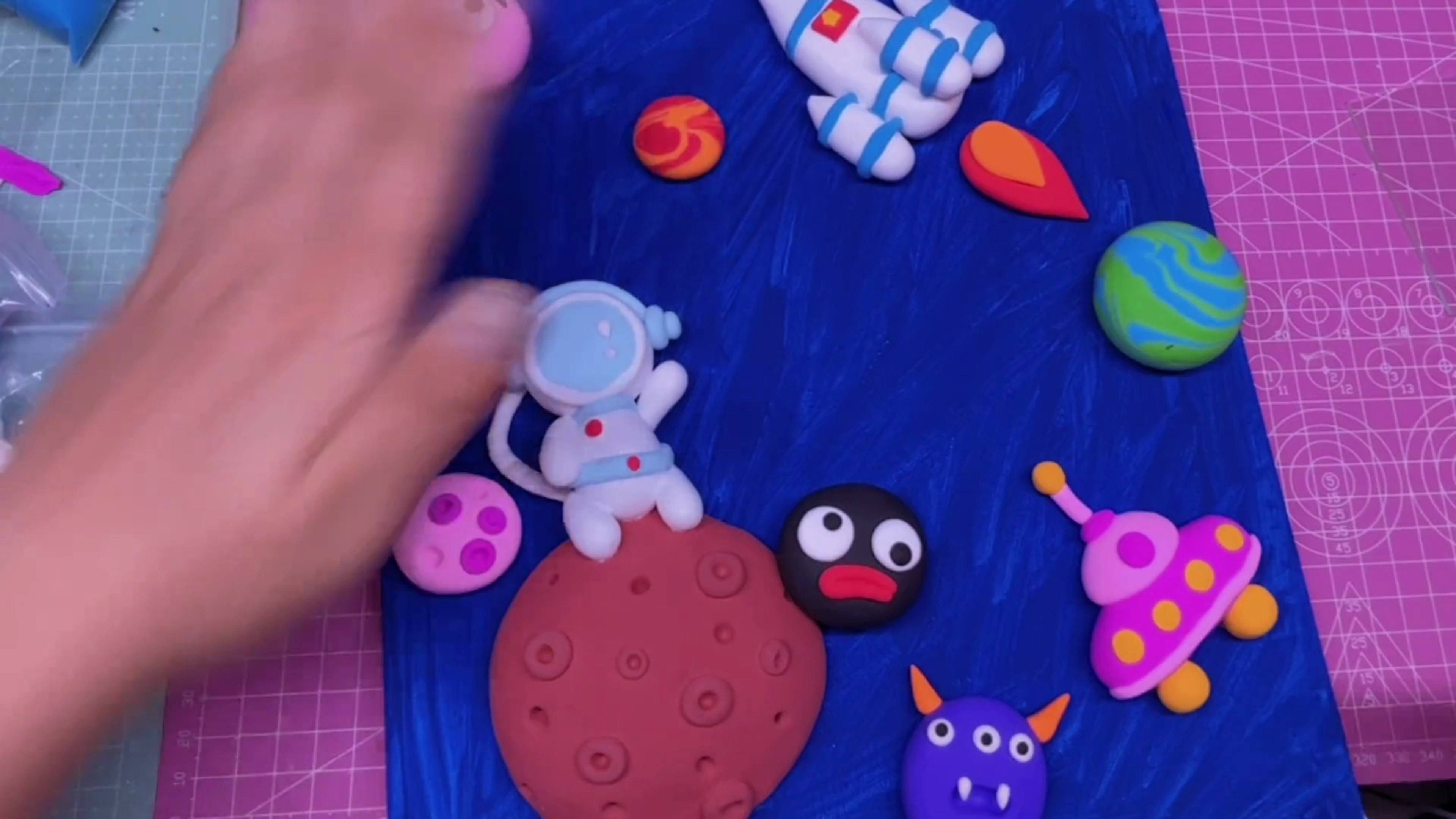 超轻黏土宇航员卡通画手工,让我们坐上宇宙飞船去太空探索吧~