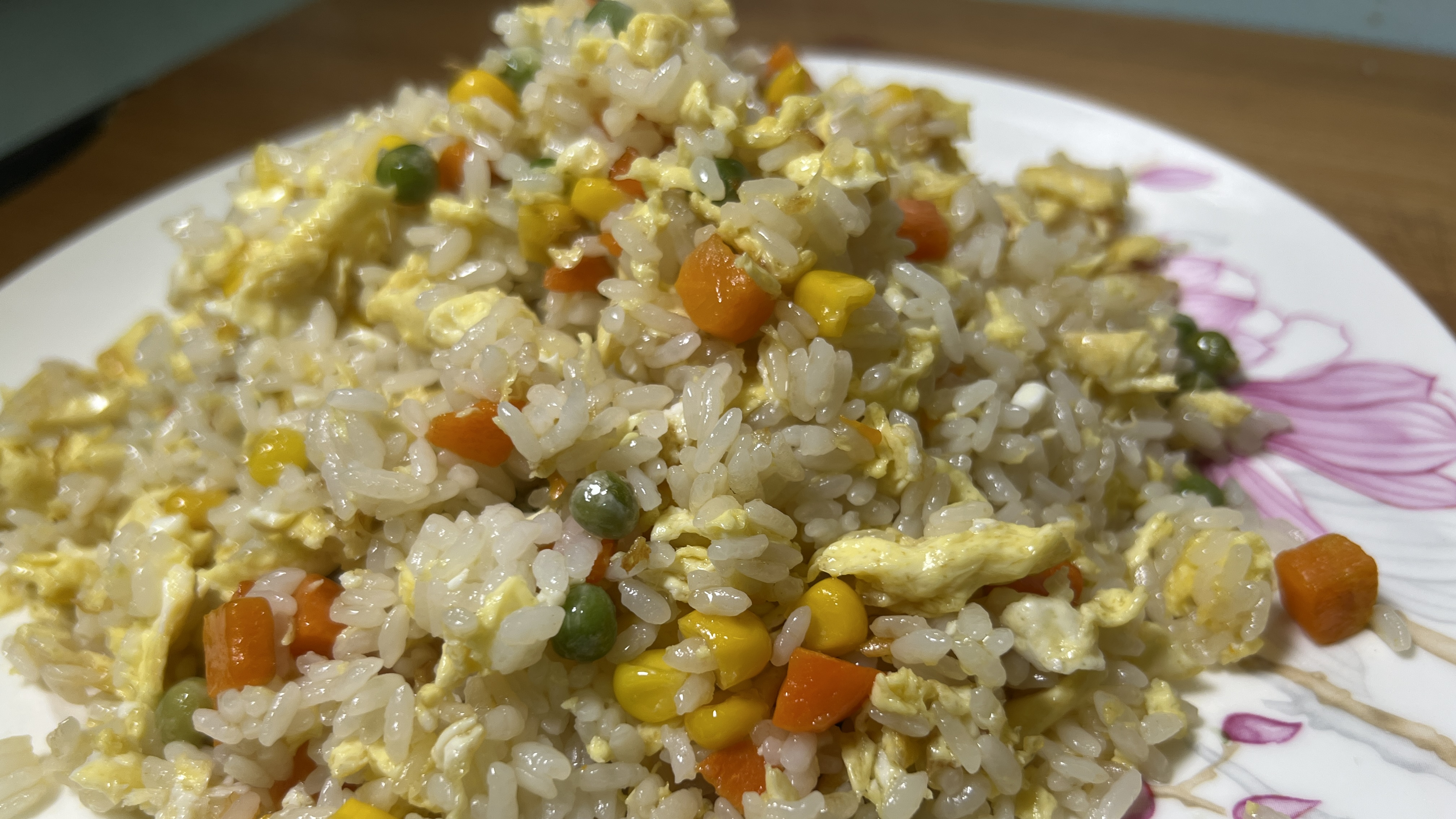 蛋炒饭最经典的做法,简单炒一炒,加入蔬菜丁看着都有食欲,好吃