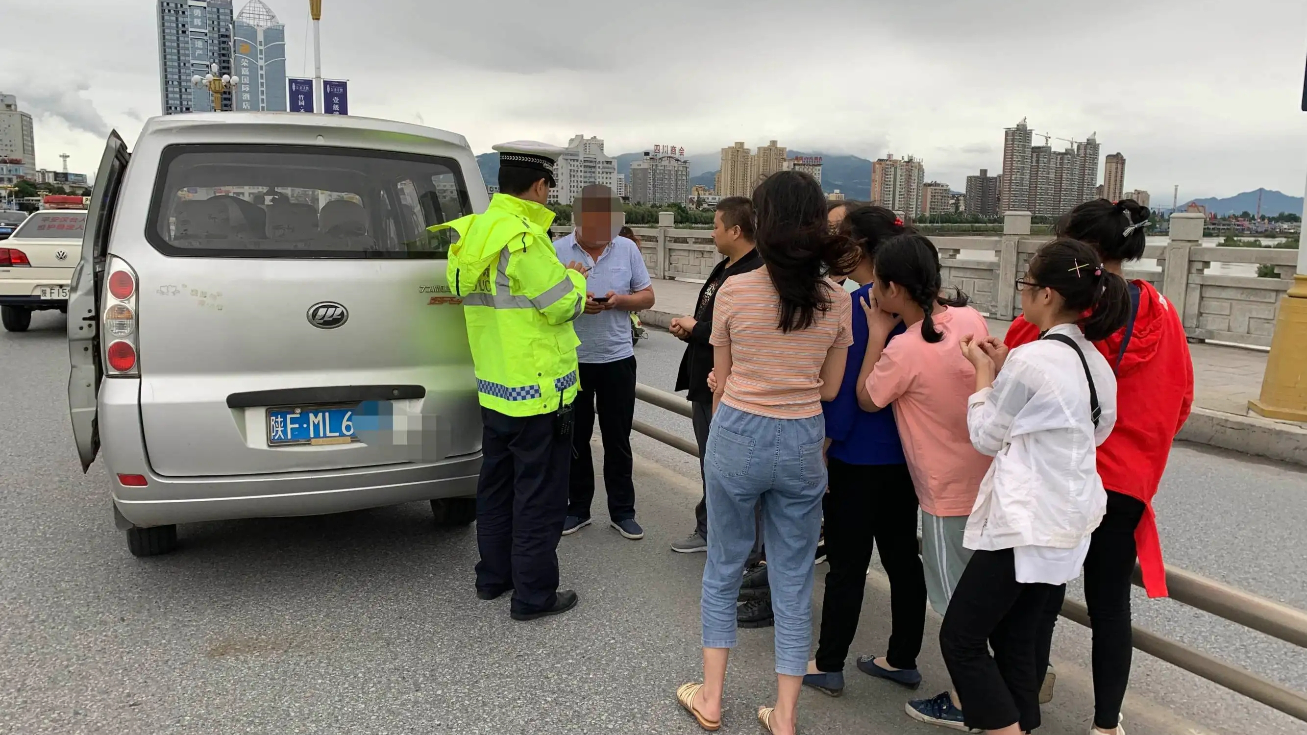 7座车拉7个人被查超载,司机一句话让交警乐了:我还算个人吗?