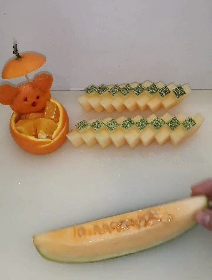 一款简单实用实战经常用到的哈密瓜摆盘切法教程来了