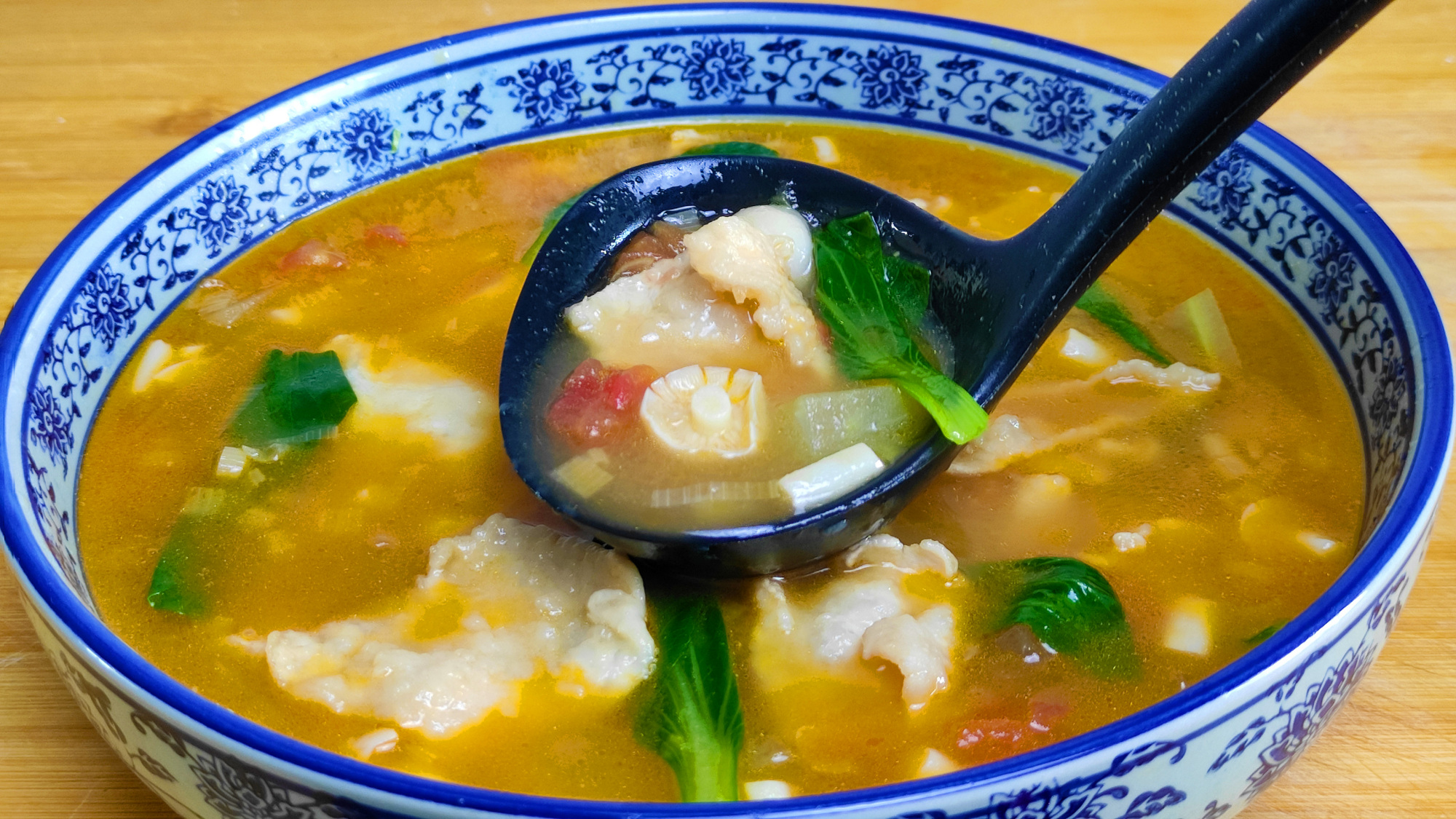 天热多吃冬瓜,加一块肉,清热解暑,肉嫩汤鲜,出锅一点汤都没剩