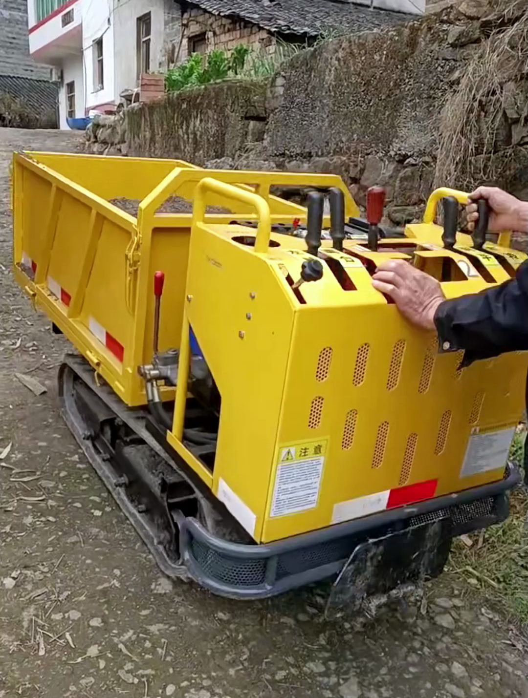 爬山虎运输车,履带式行走设计,轻松爬坡