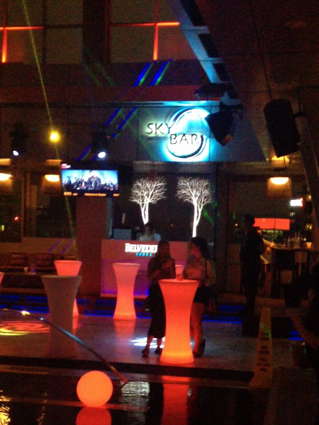 马来西亚双子塔附近的酒吧 sky bar(in traders hotel)