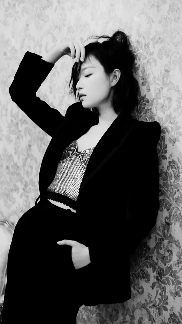 倪妮身穿黑色丝绒西装内搭亮钻抹胸复古精致性感酷飒