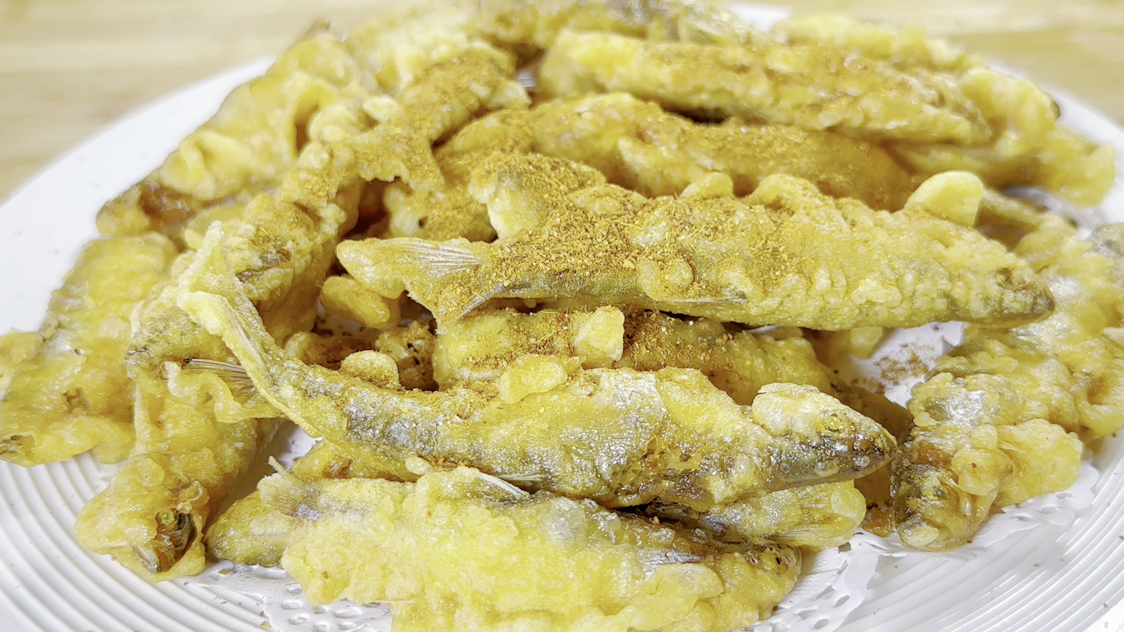 炸小鱼,放面粉和淀粉是大错,教你绝招,鱼骨鱼刺都酥脆,太香了
