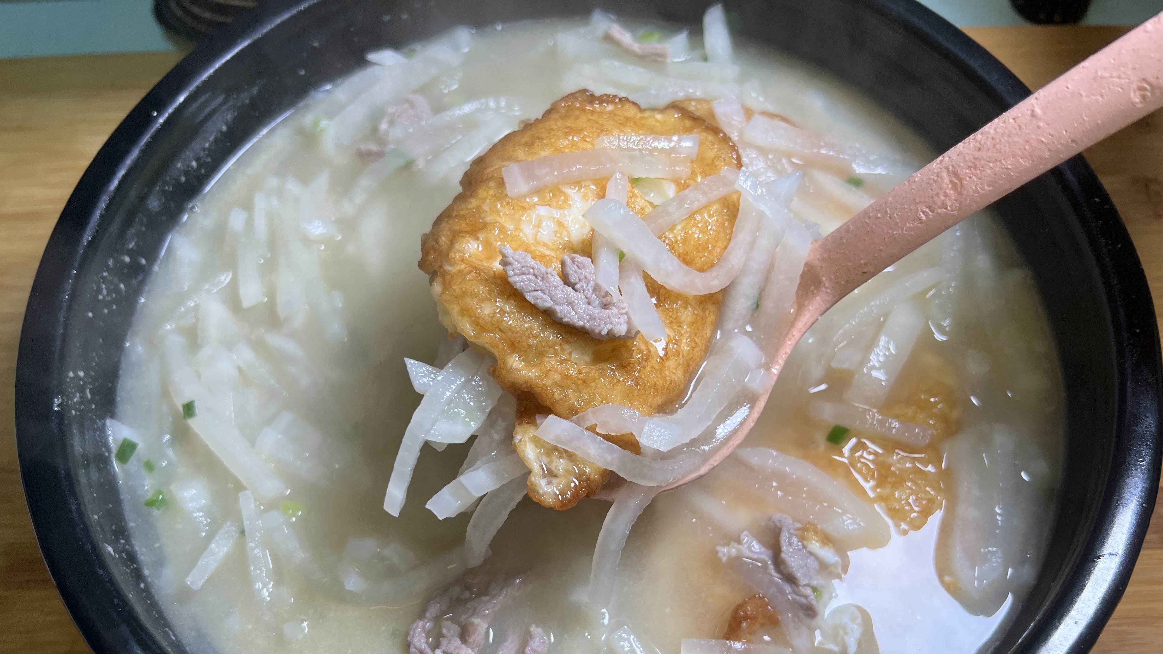 一根白萝卜,一块瘦肉和三个鸡蛋做营养汤,汤浓料足,清淡不油腻