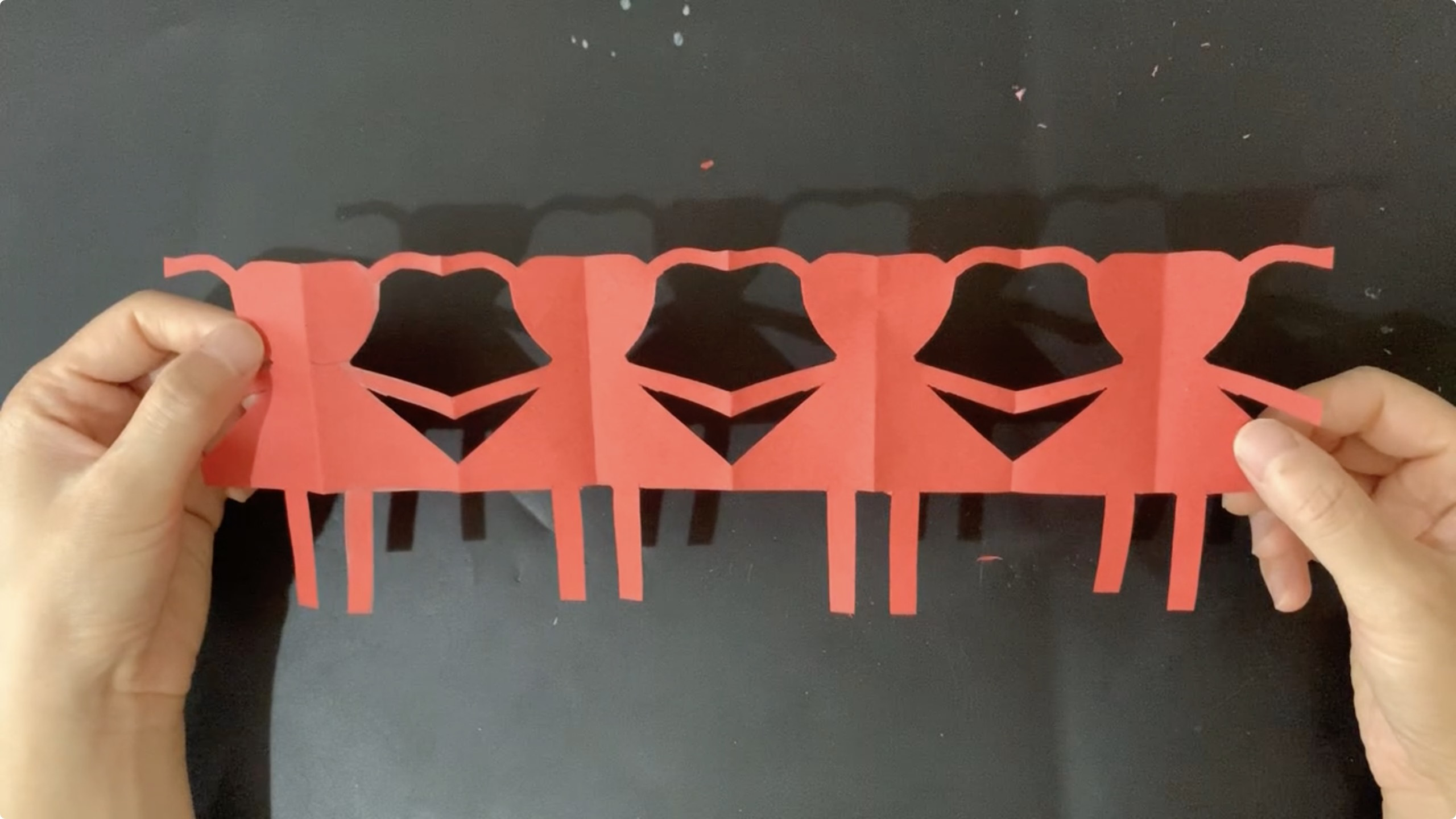 手牵手小女孩，剪纸小技巧，四个小人手拉手，我们都是好朋友