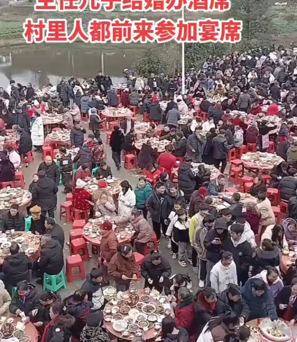 主任儿子结婚办酒席，村里人都前来参加宴席