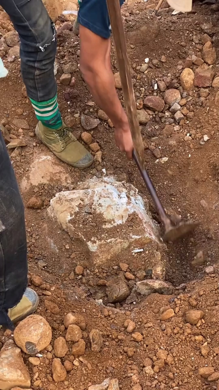 缅甸矿区挖翡翠原石,小哥淘到块大宝贝,切开能否暴富?