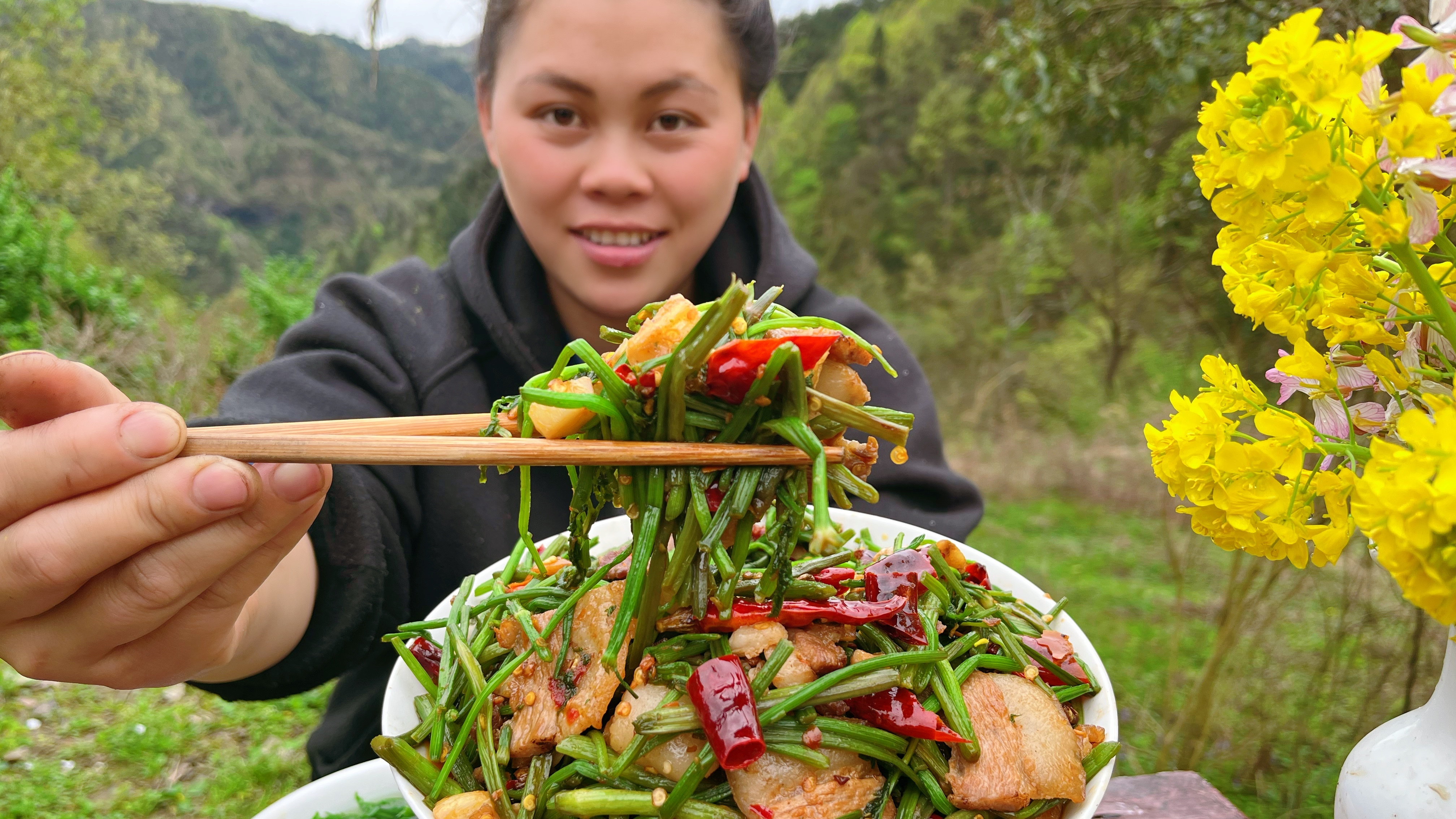 今天掐了一篮子野芹菜,城里人很难吃得到,和肉一起炒味道非常好