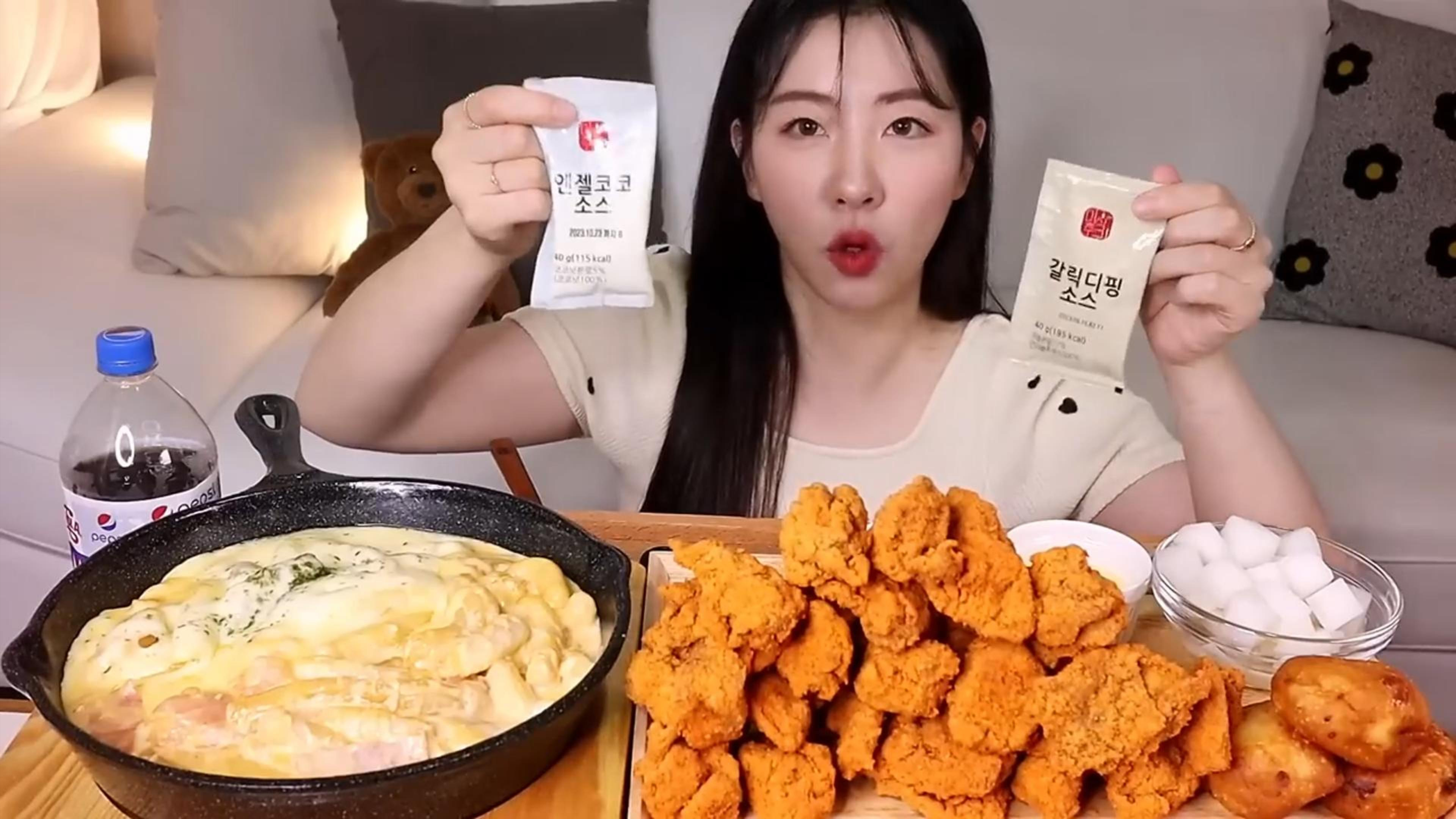虾仁奶油炒年糕搭配炸鸡块,高热量的一顿大餐