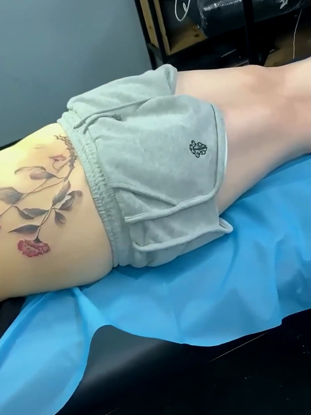 小姐姐这个肚子纹身图案,太个性了!-度小视